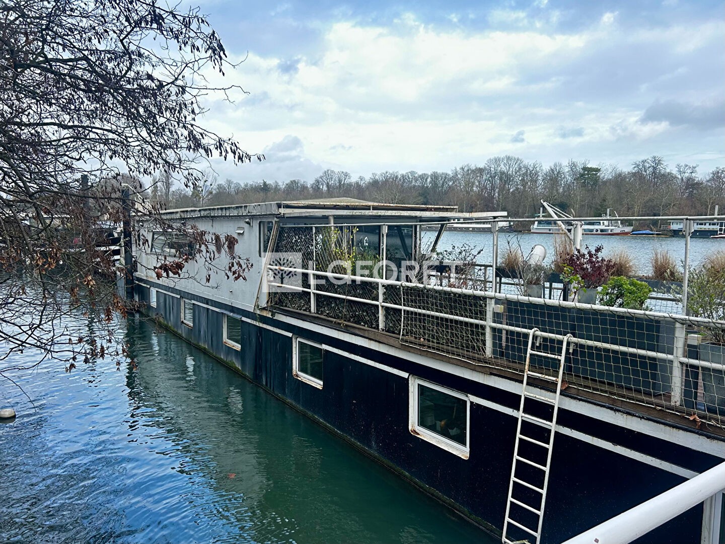 Péniche 6 pièces 200 m²