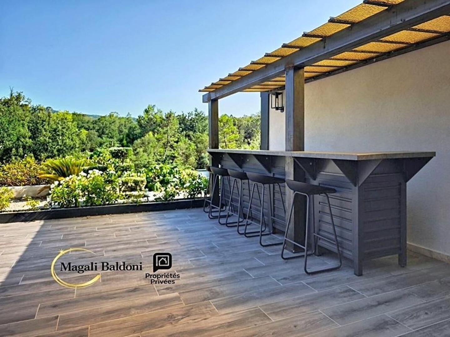 Maison à vendre - 7 pièces - 234m2 - Le Muy (83490)