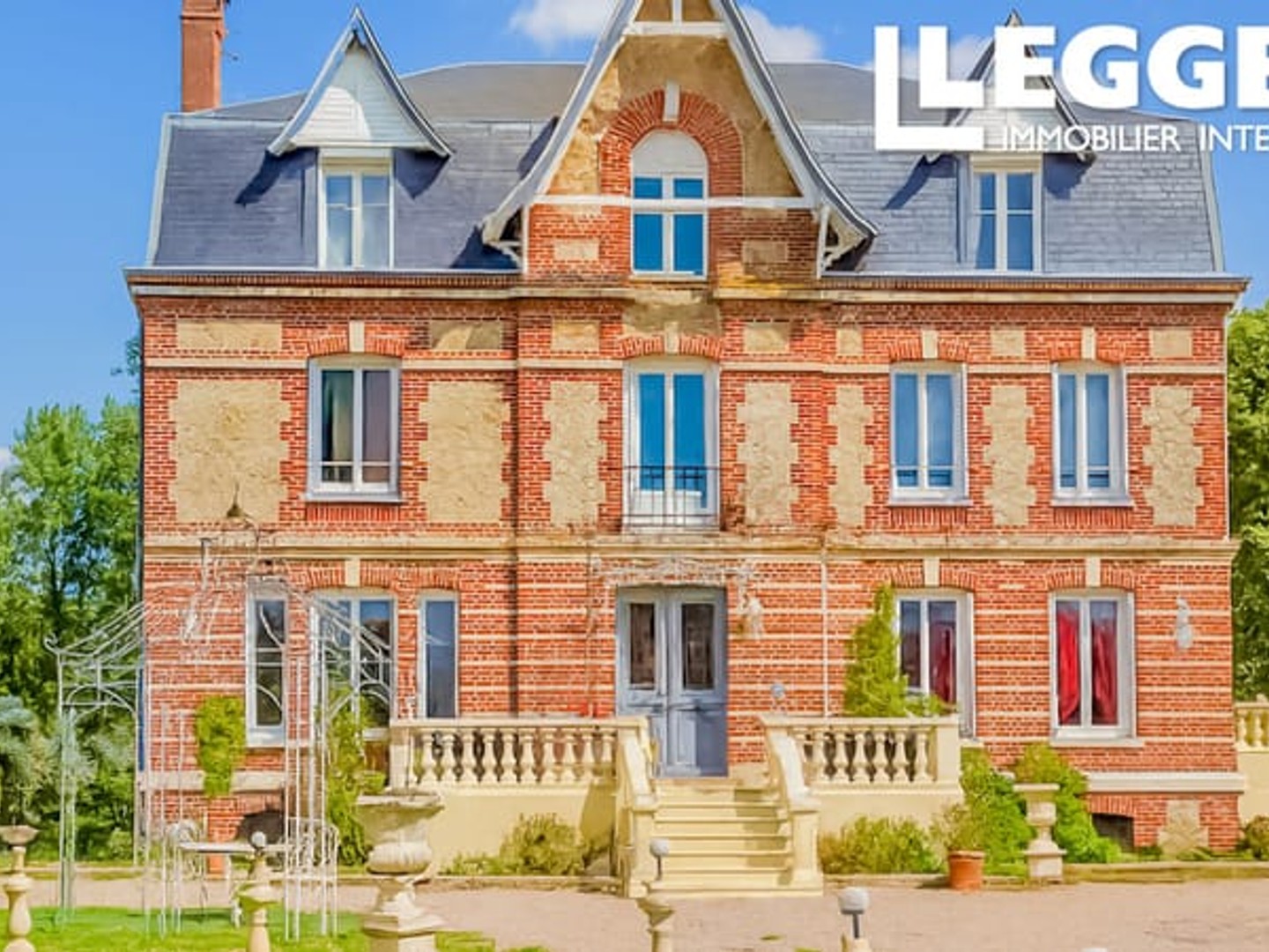 Manoir de caractère avec piscine intérieure et parc paysager, élégance et prestige au coeur de la Normandie