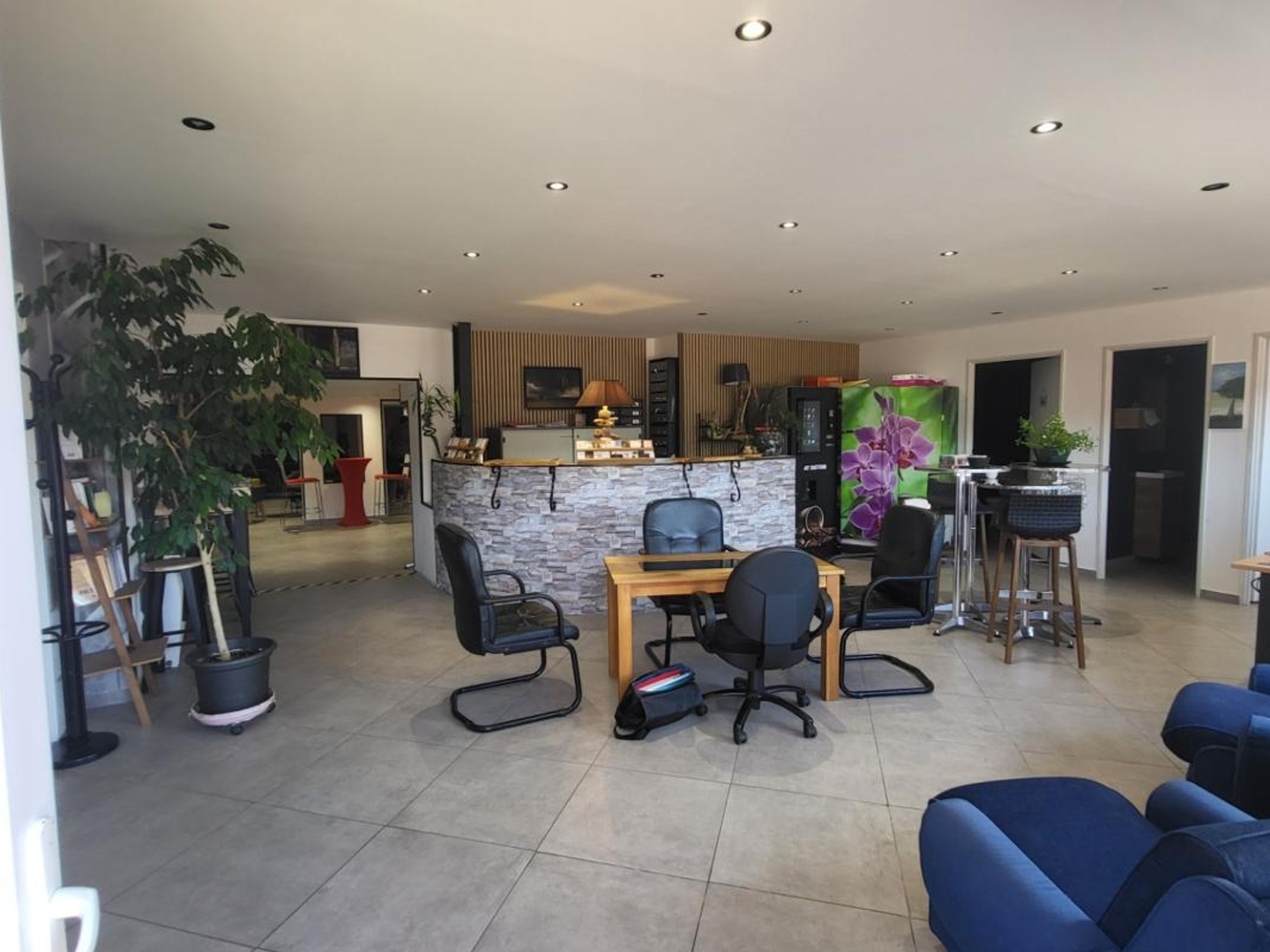 À VENDRE - Ensemble de bureaux et entrepôt à l'entrée de Dieppe