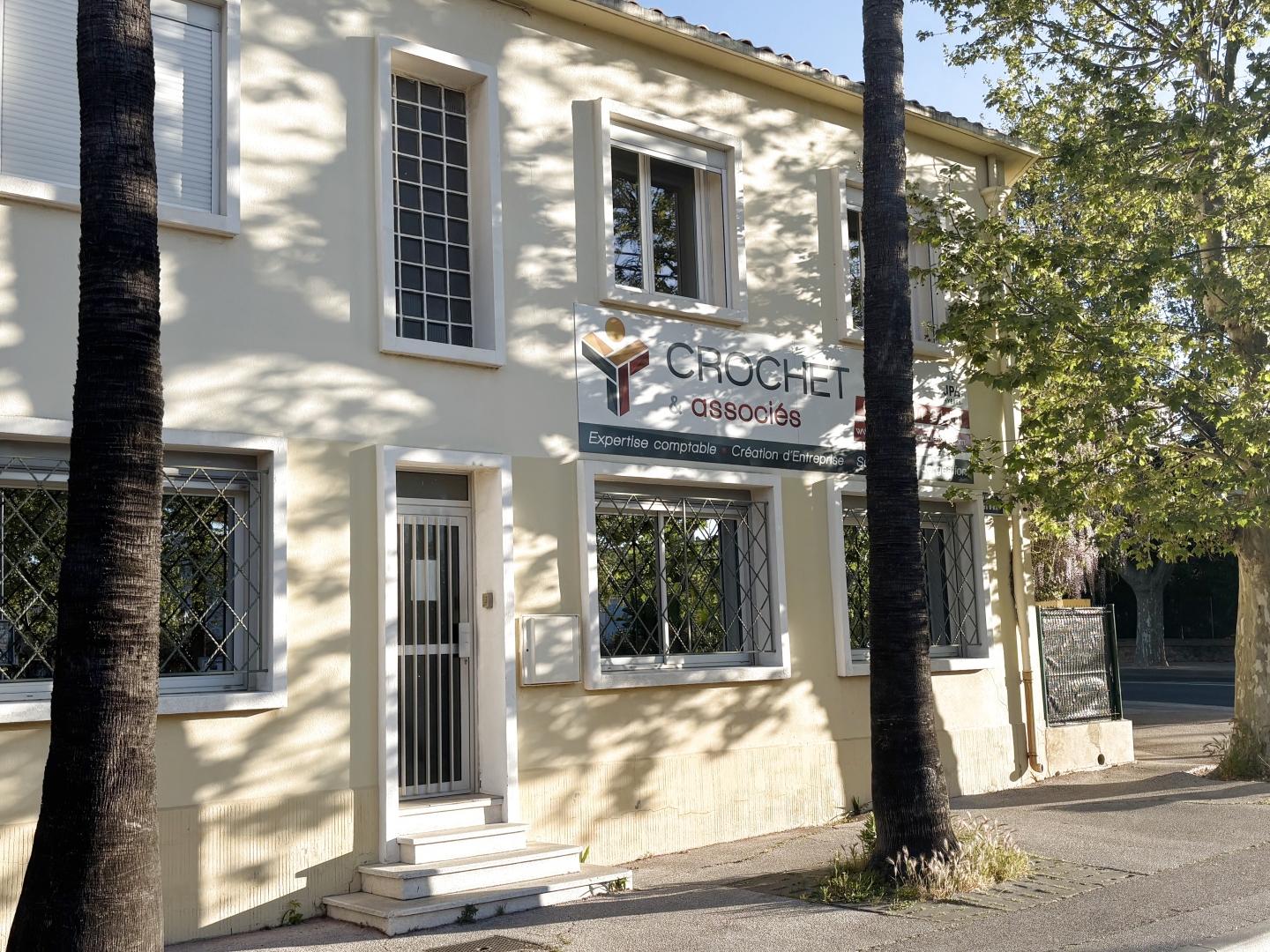 Maison de 188 m2 en plein coeur de Hyères les palmiers avec parking privatif exposé au sud .