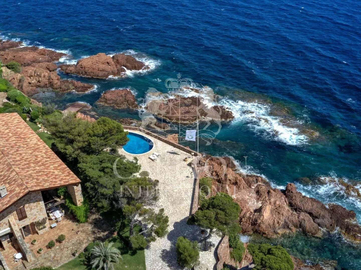 Maison à vendre - 13 pièces - 625m2 - Théoule-Sur-Mer (06590)