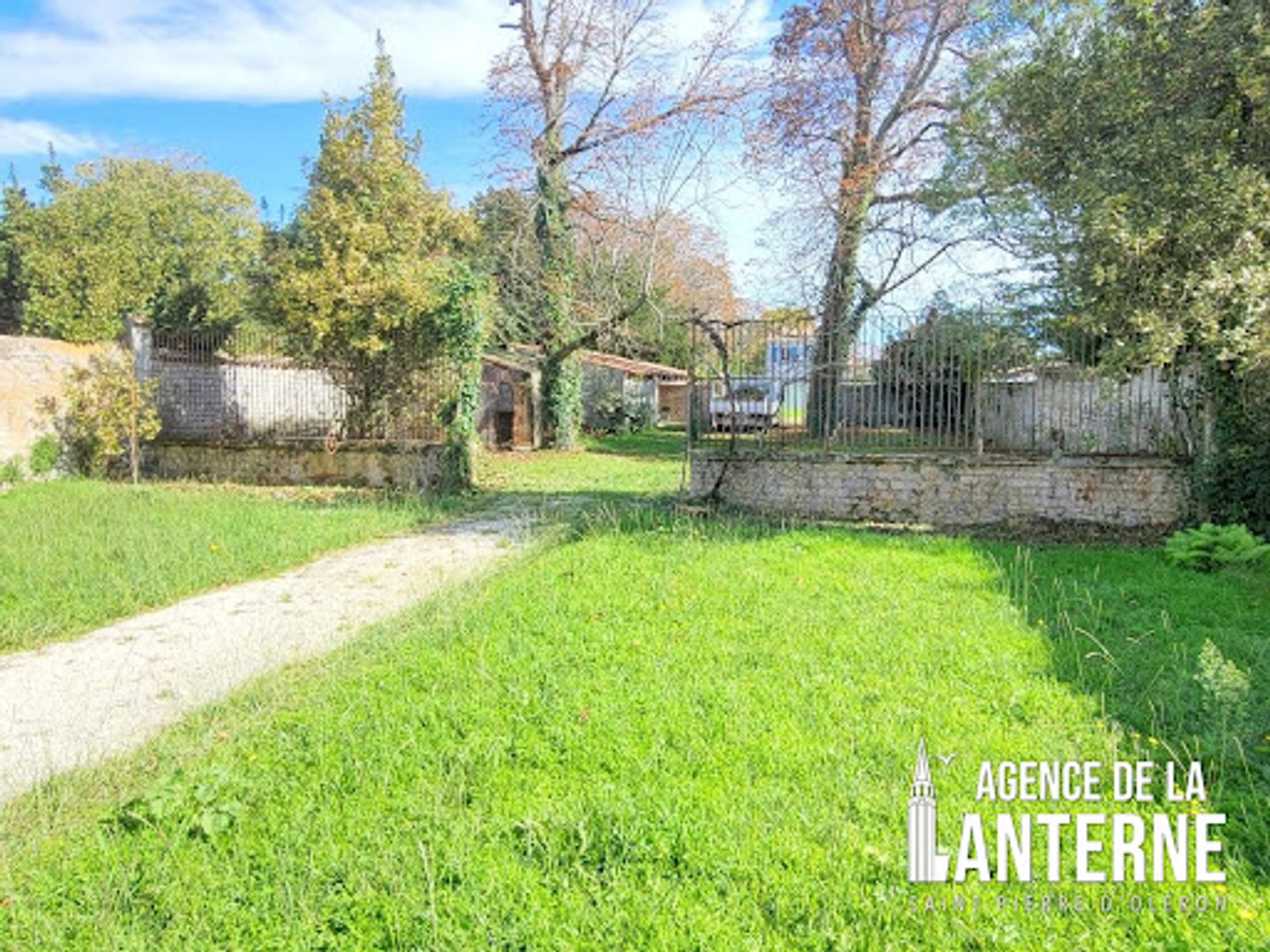 Maison à vendre - 12 pièces - 368m2 - Saint-Pierre-D'ol... (17310)