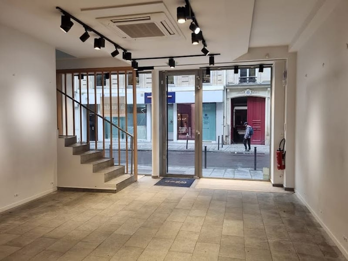 Local 3 pièces 182 m²