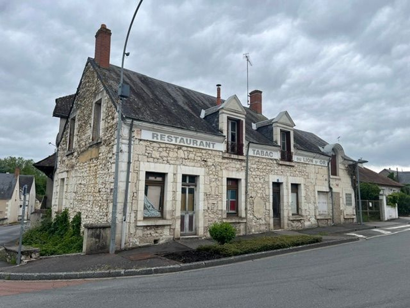 Maison à vendre - 2 pièces - 260m2 - Lye (36600)