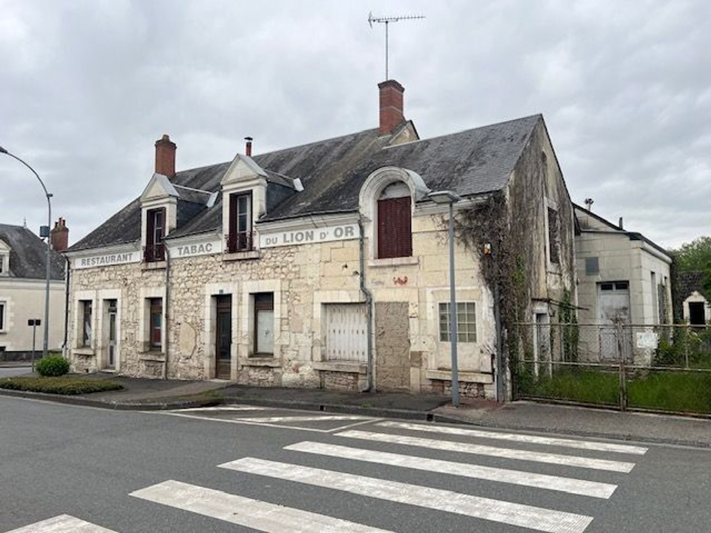 Maison à vendre - 2 pièces - 260m2 - Lye (36600)