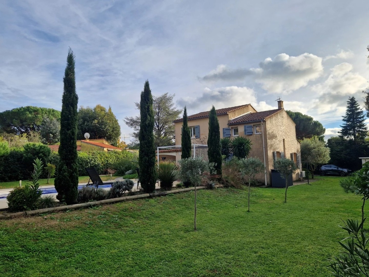 MAISON 8 PIÈCES SUR 2 NIVEAUX AVEC PISCINE