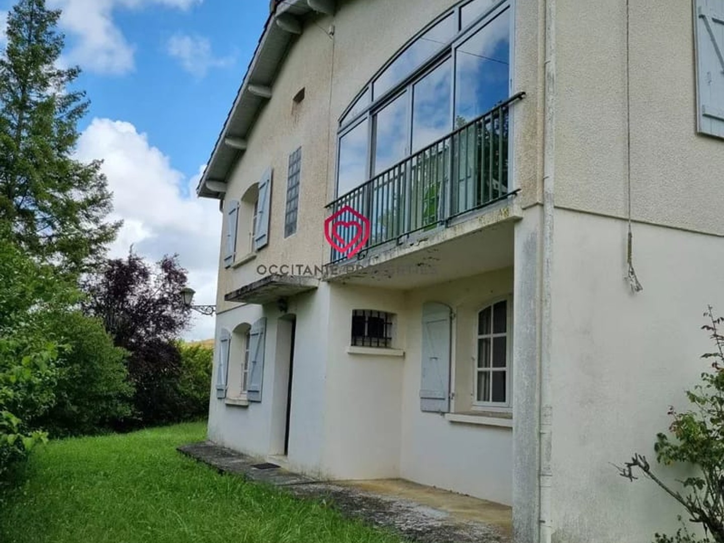 Belle maison de 1970 entourée d'arbres
