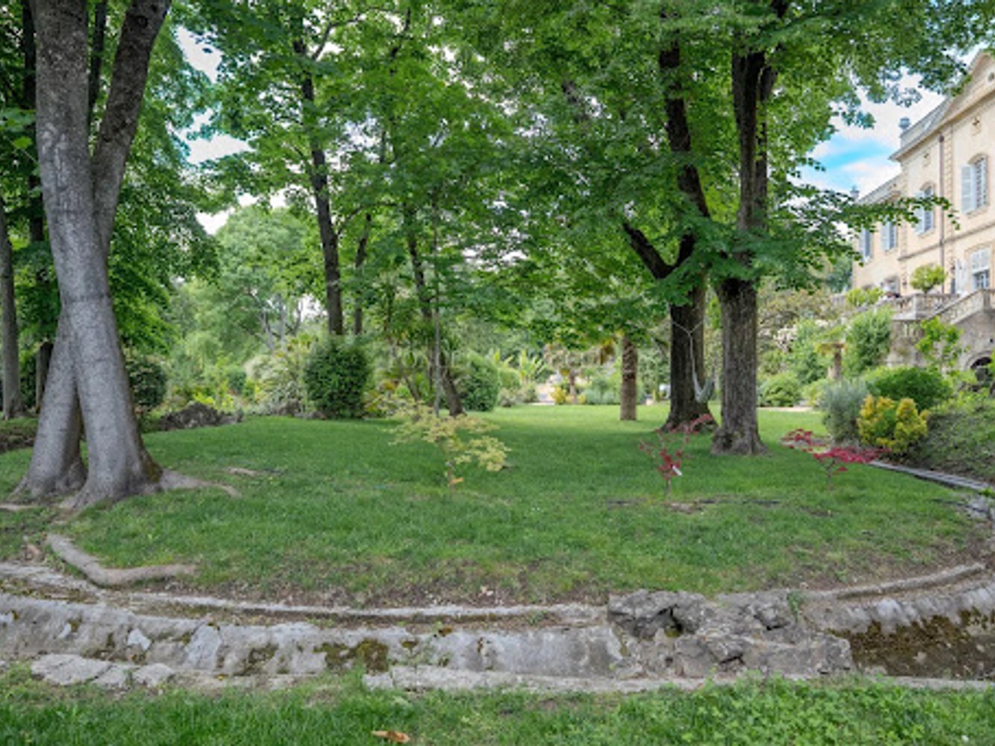 Maison à vendre - 36 pièces - 1729m2 - Uzès (30700)