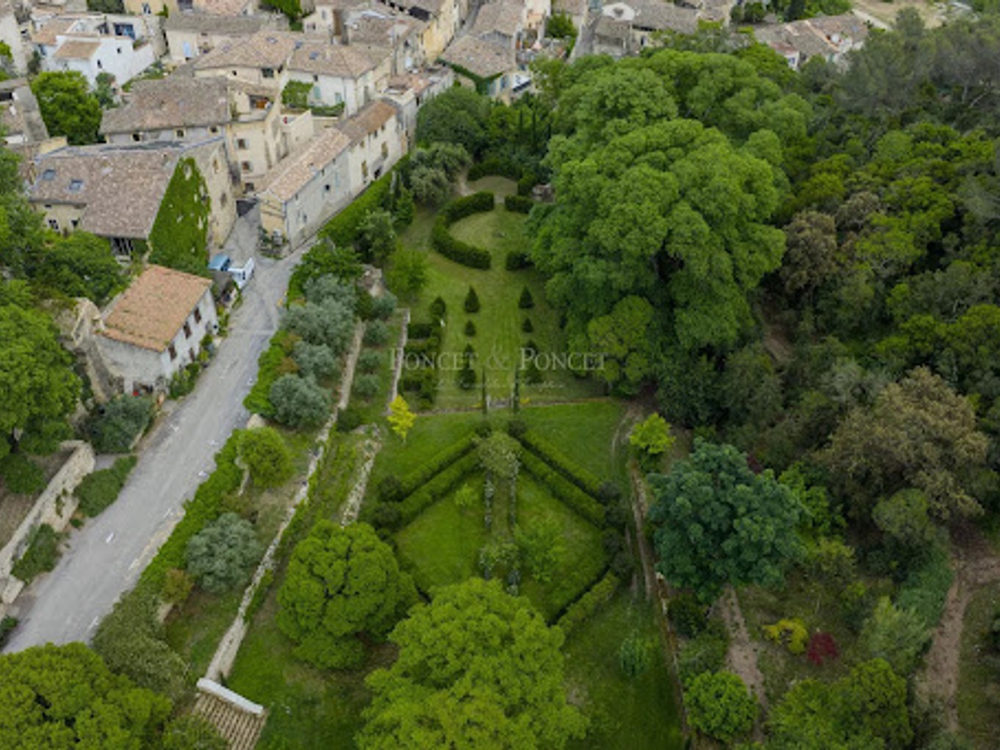 Maison à vendre - 36 pièces - 1729m2 - Uzès (30700)