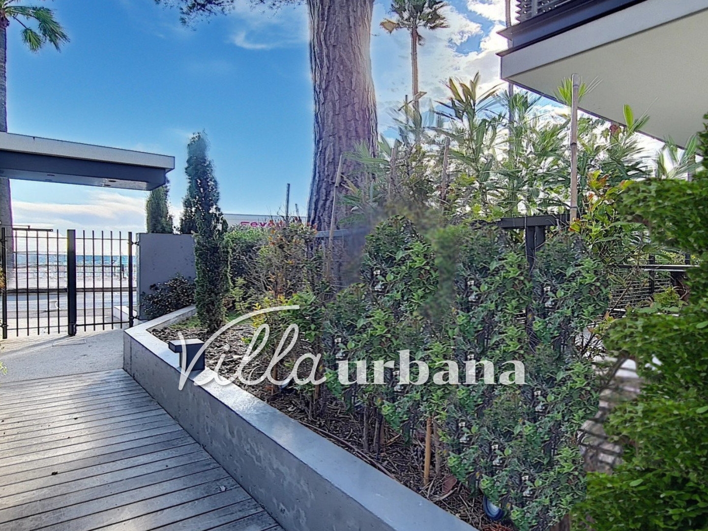 Prestations de luxe et vue mer latérale : superbe 4 pièces ave