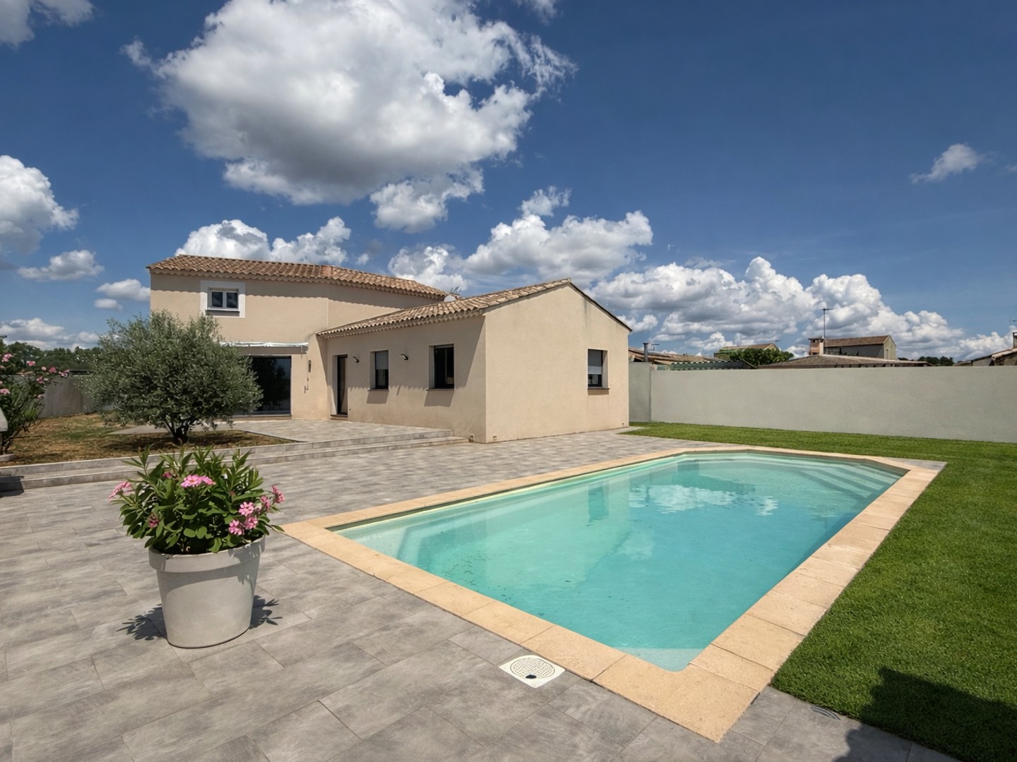 Maison à vendre - 5 pièces - 184m2 - Bernis (30620)