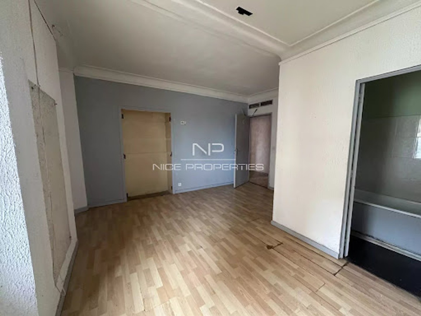 Immeuble à vendre - 12 pièces - 337m2 - Saint-Laurent-Du-Var (06700)