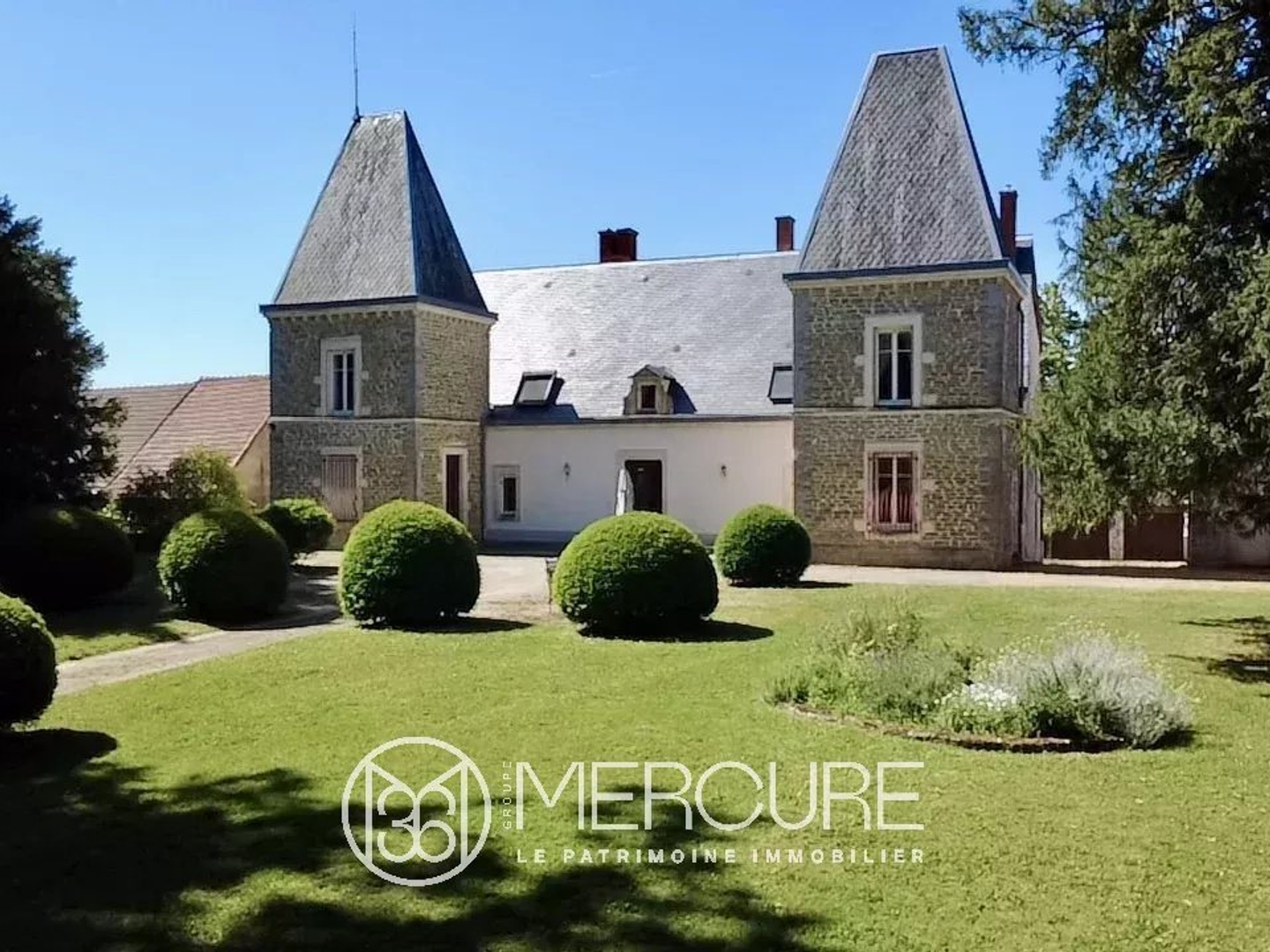 Château sur la Côte de Beaune en position dominante avec piscine, boxs et carrière pour chevaux