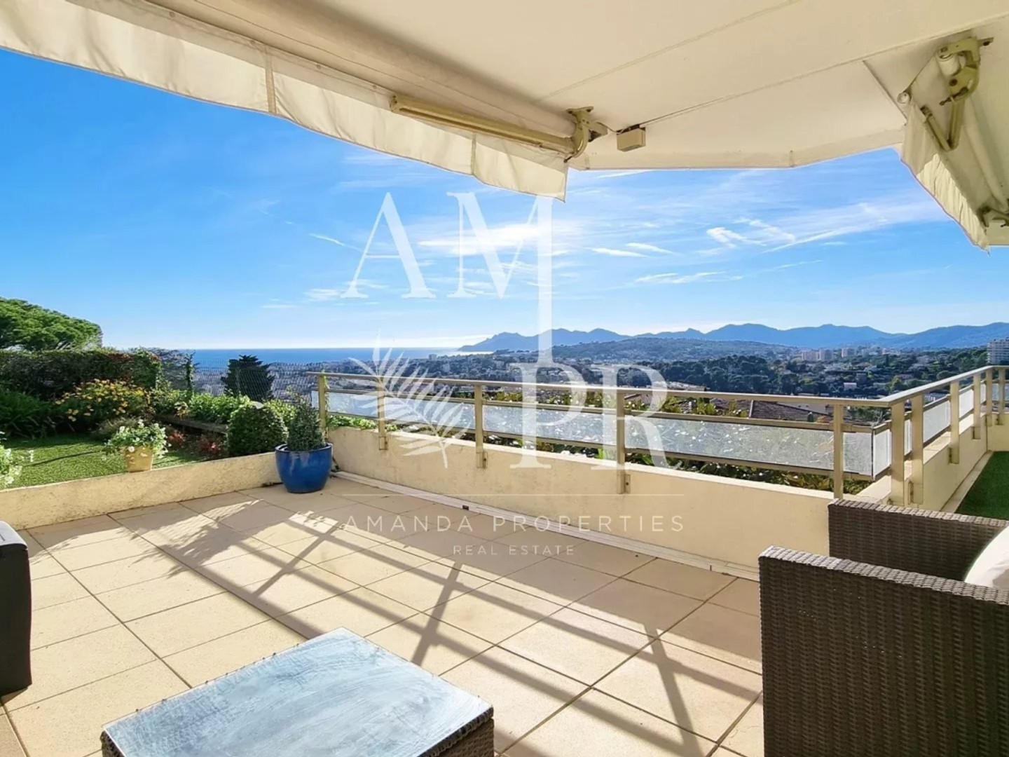 Vue mer et collines panoramique: Magnifique appartement 3 pièces