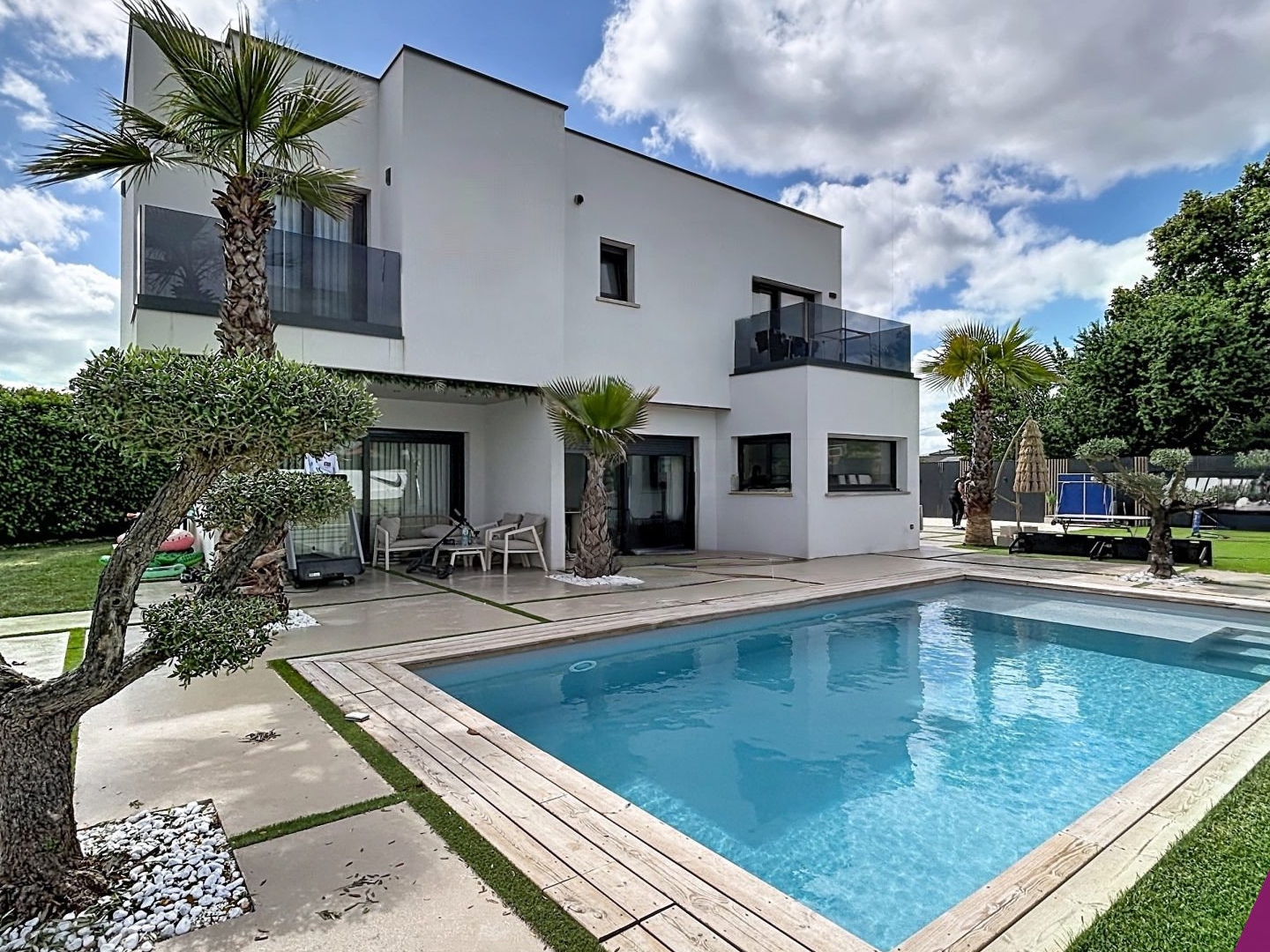 Maison contemporaine avec pisicne