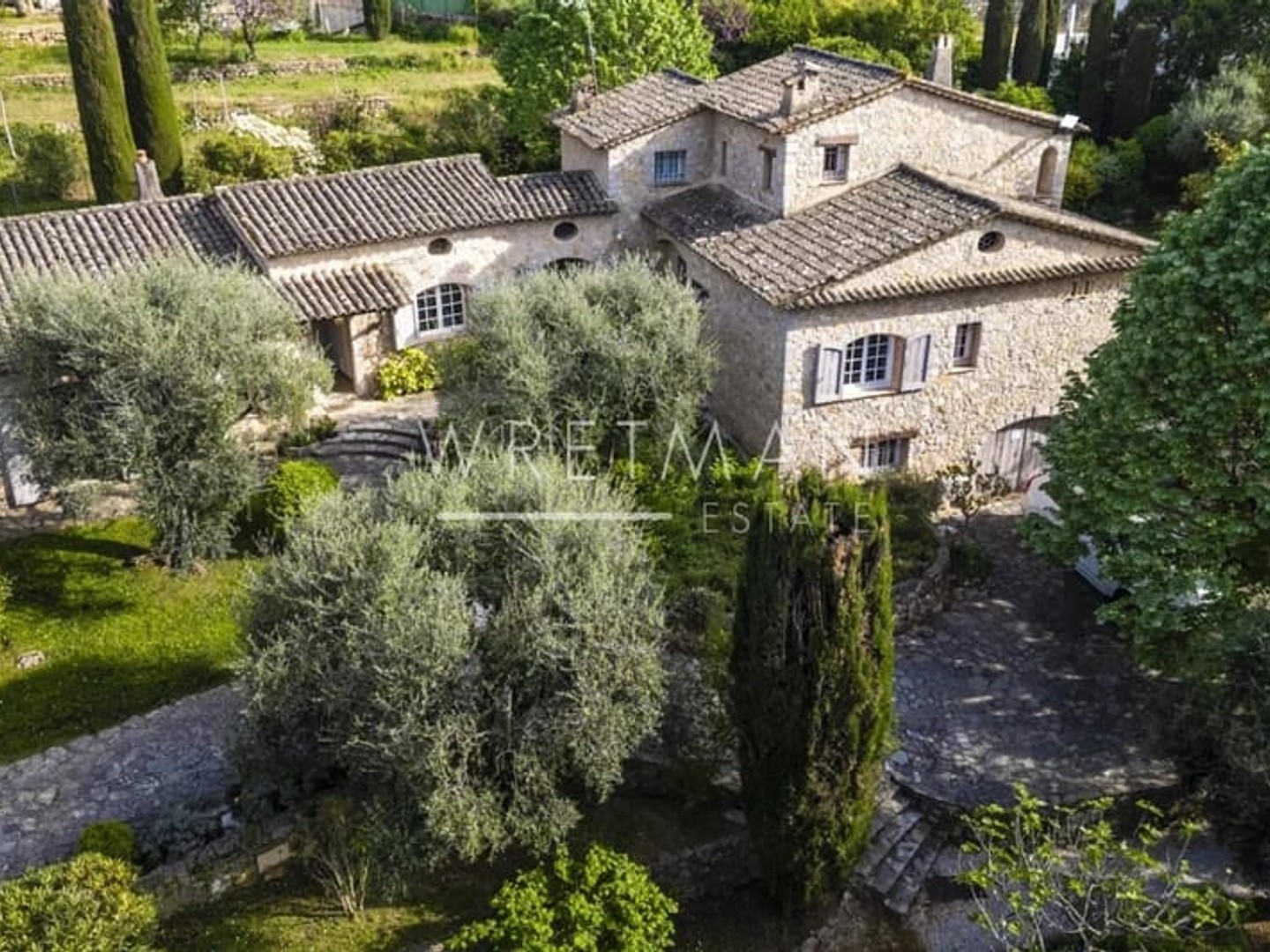 Belle Villa en Pierre au Coeur d'un Jardin Provencal