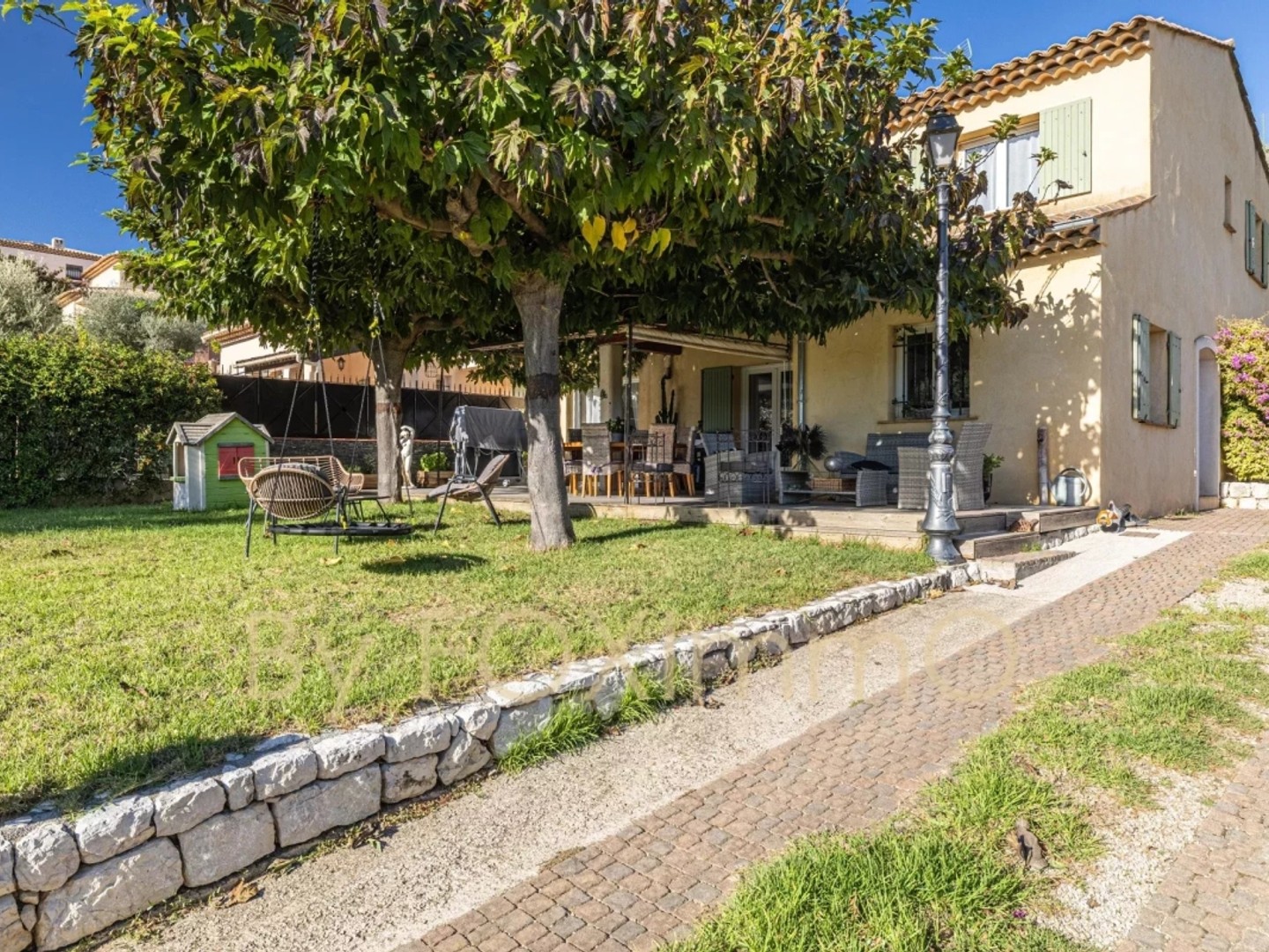 A vendre sur la Côte d'Azur, jolie maison provencale piscine et une vue mer