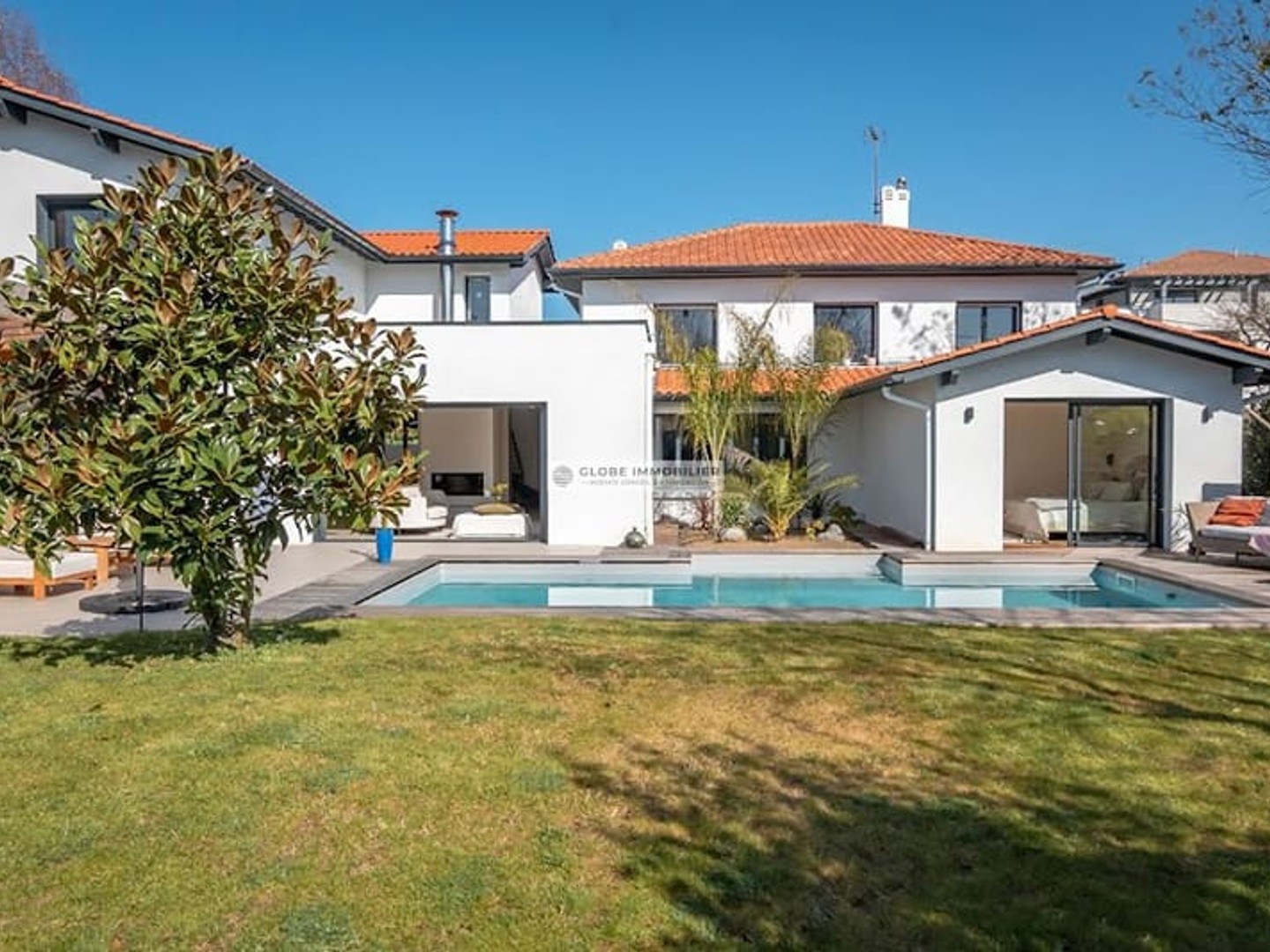 Maison 8 pièces 330 m²