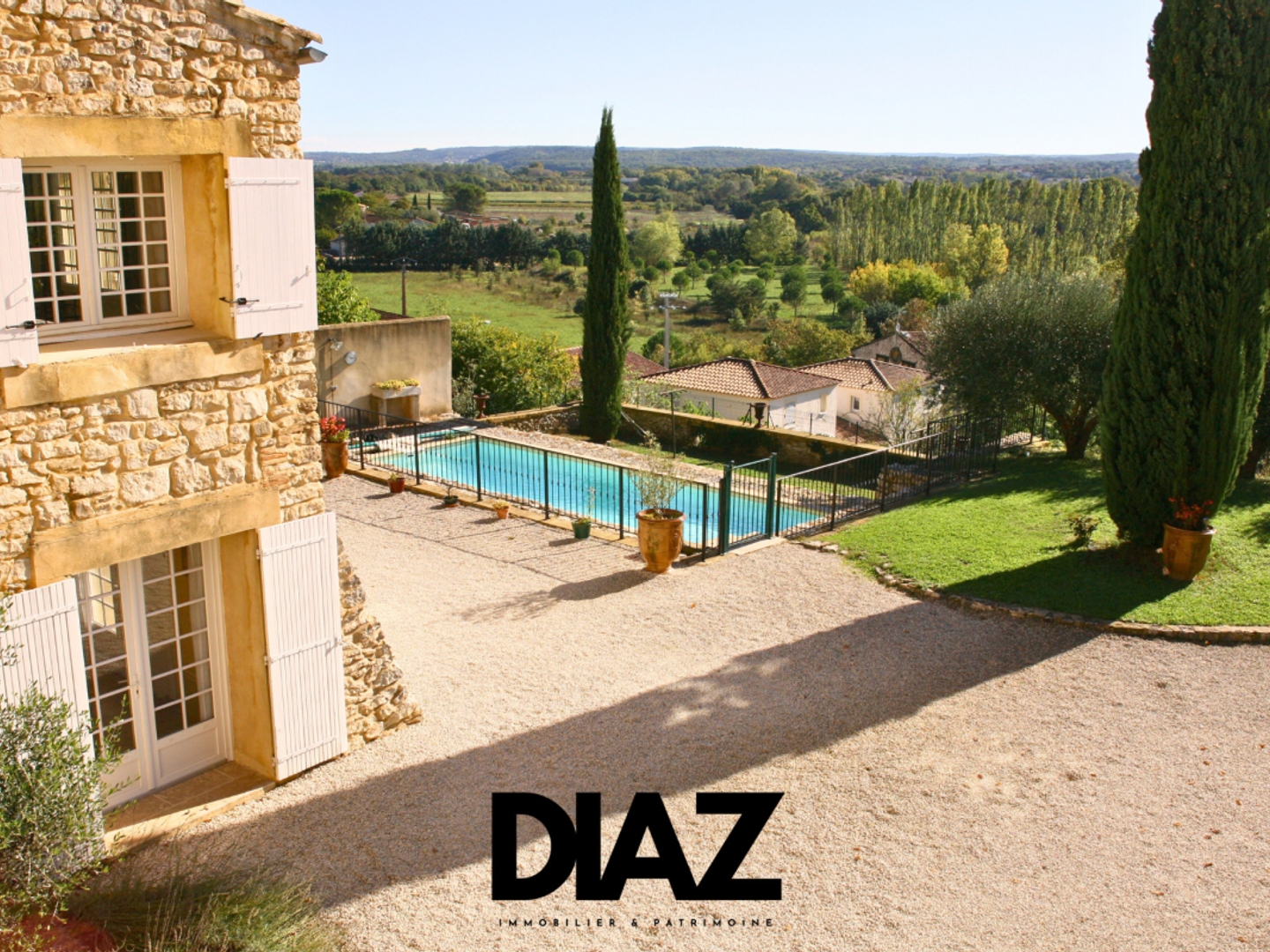 Propriété de caractère avec piscine / Immeuble 9 appartement
