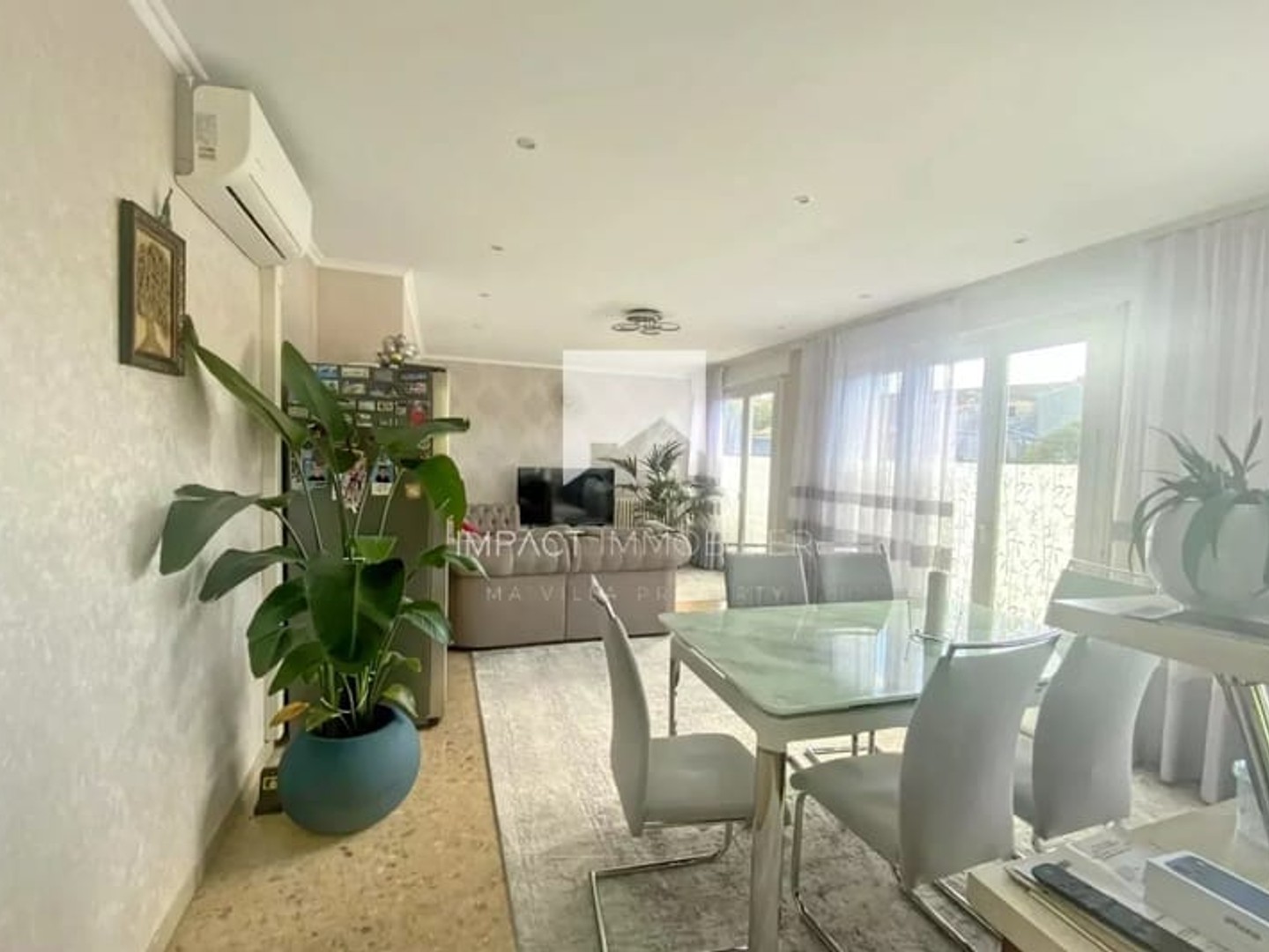 Appartement à vendre - 5 pièces - 196m2 - La Crau (83260)