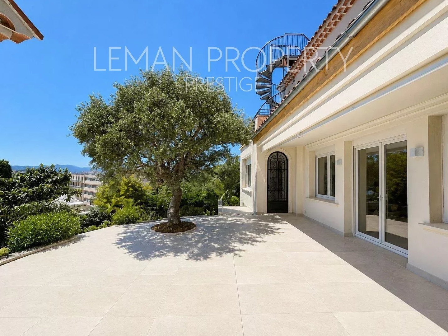 CANNES — APPARTEMENT 4 PIÈCES 157,05 M2