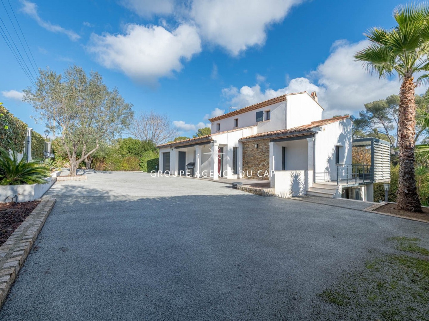 VILLA 250 M2 5 CHAMBRES PISCINE PROCHE COMMERCES FREJUS