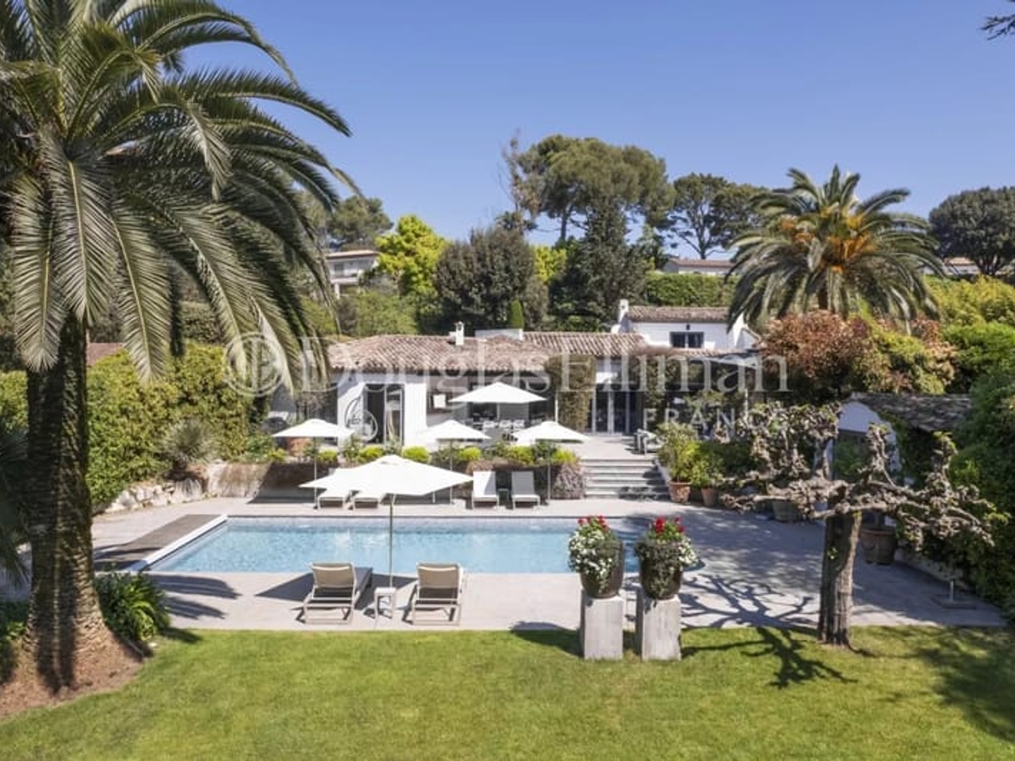 MOUGINS : Une villa moderne classique dans un domaine recherché avec piscine