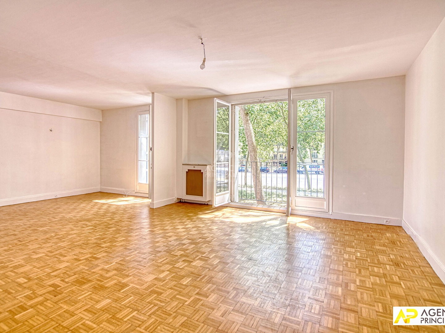 Versailles Centre Avenue de Paris - Appartement 5 pièces de 124.47 m² situé au 1er étage avec ascenseur, box et cave