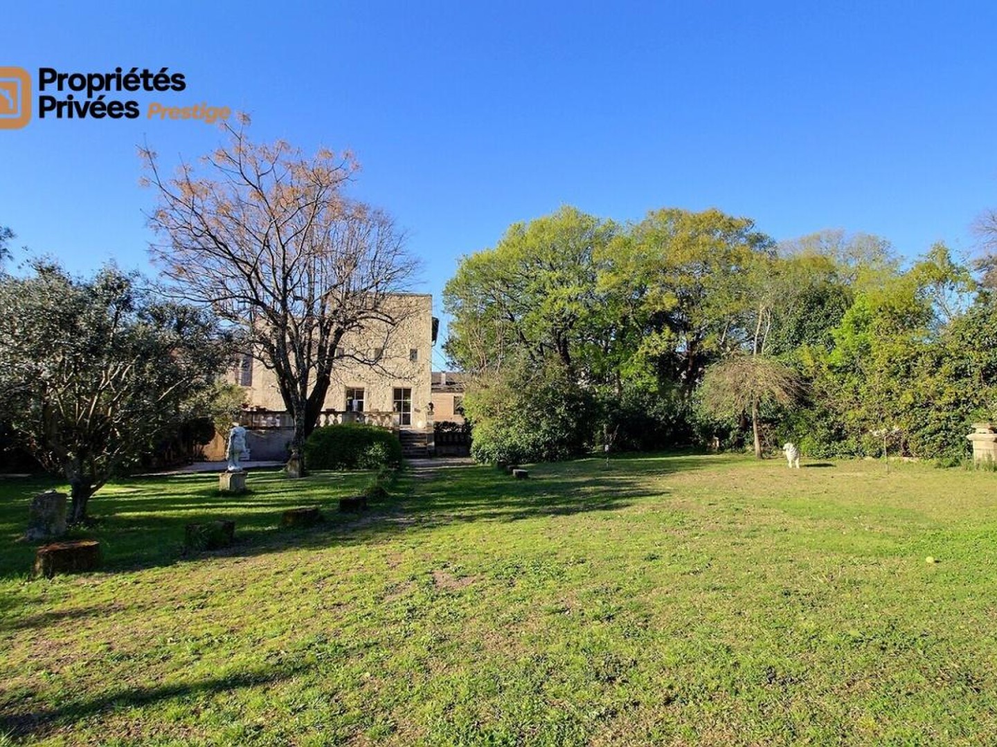 UZES Propriété d'exception en pierre au coeur d'Uzès, dans un écrin de verdure de 2 195 m², offrant 423 m² habitables avec 6 chambres
