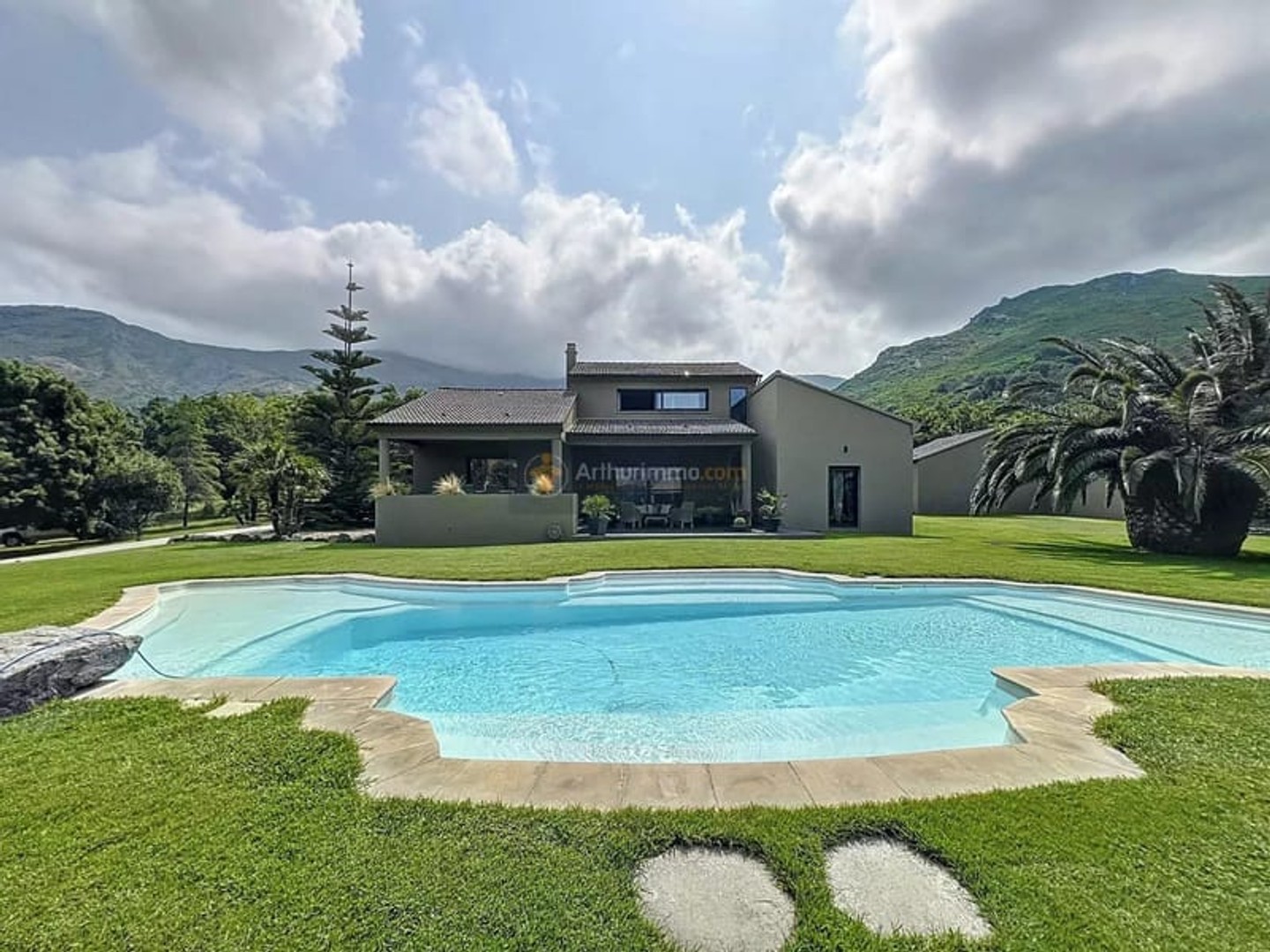 Maison 6 pièces 219 m²