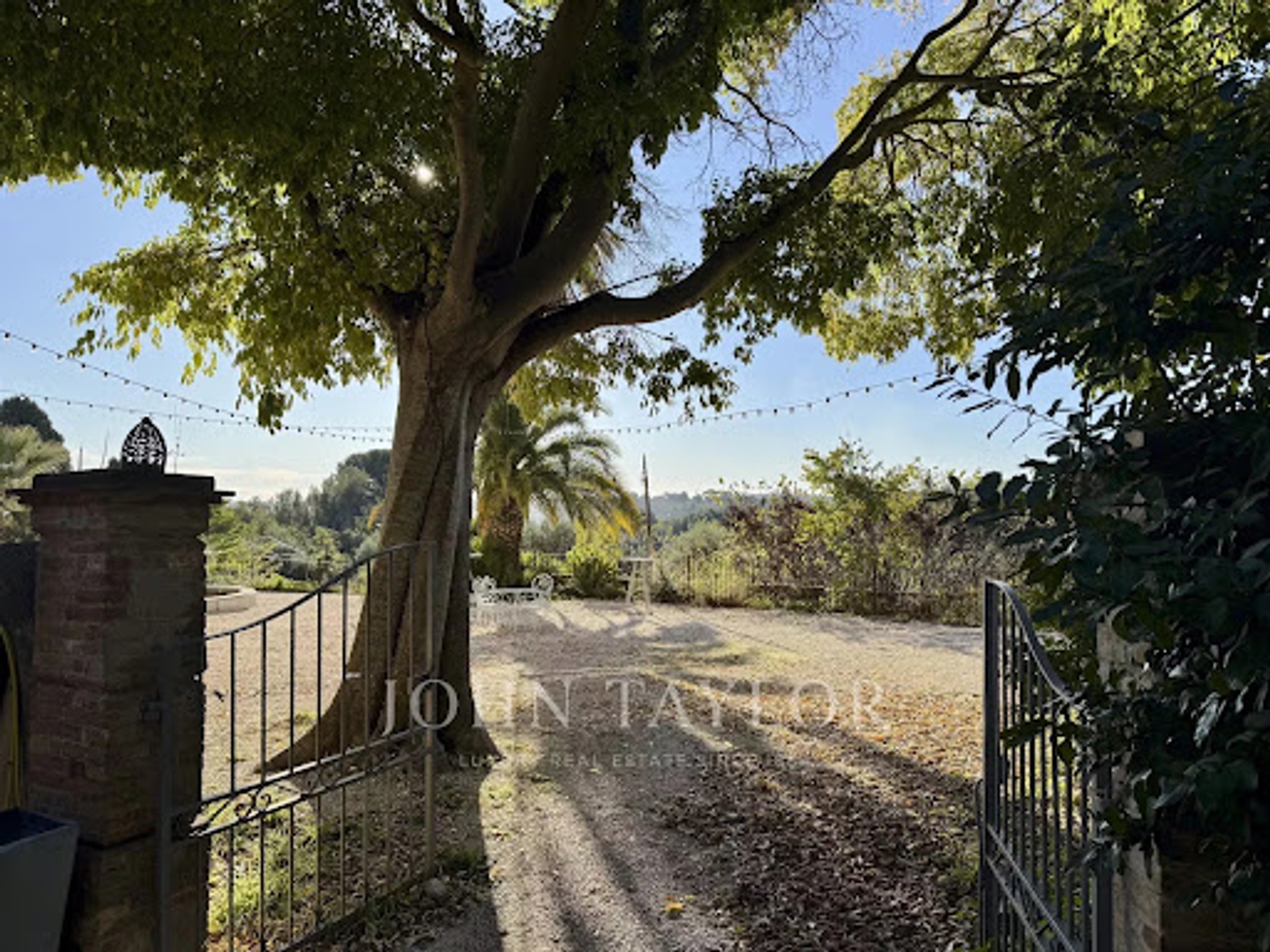 Maison à vendre - 700m2 - Ollioules (83190)