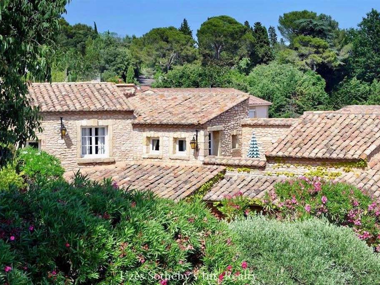 Maison 21 pièces 2500 m²