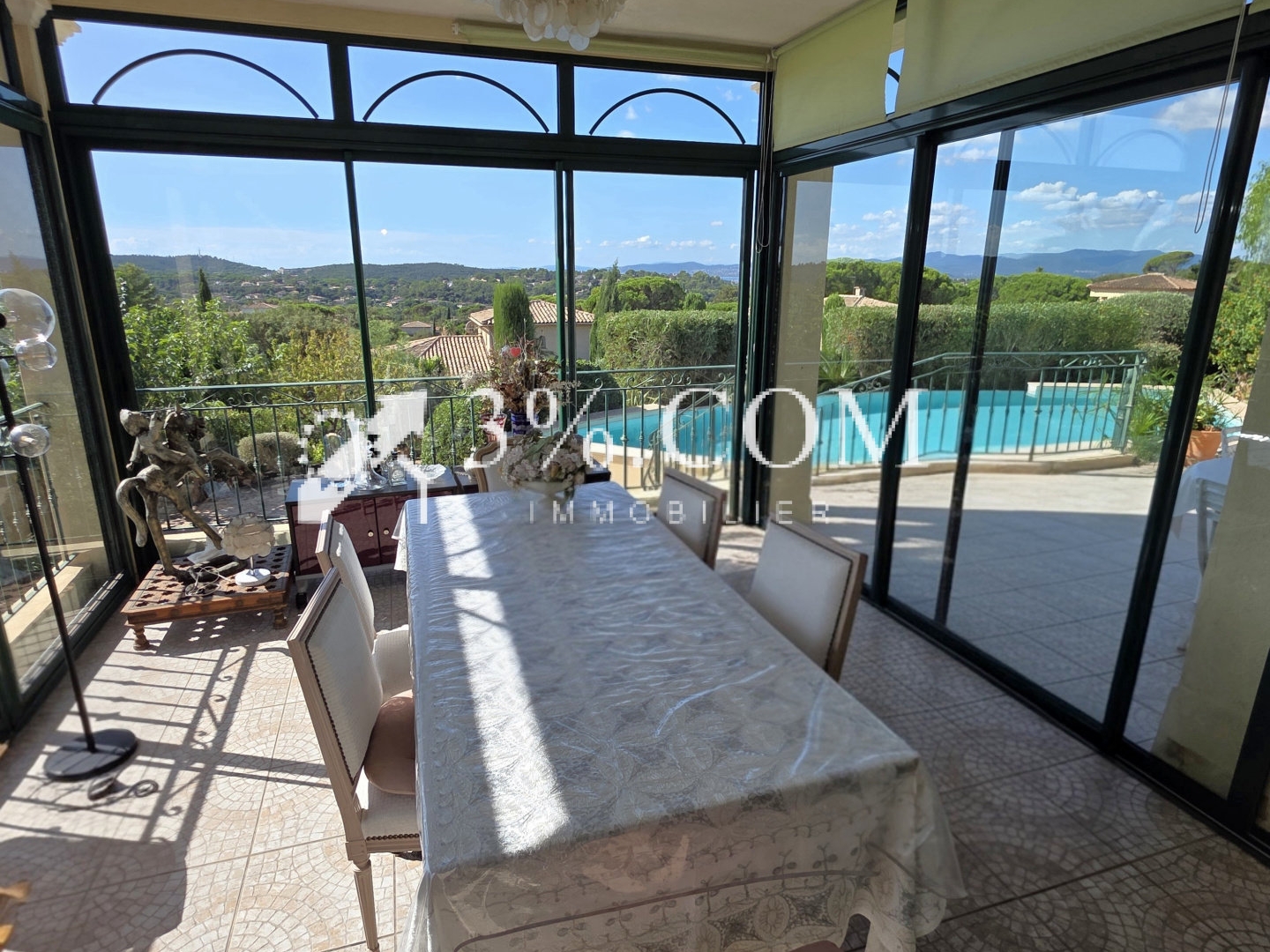 Maison à vendre - 6 pièces - 225m2 - Saint-Raphaël (83700)