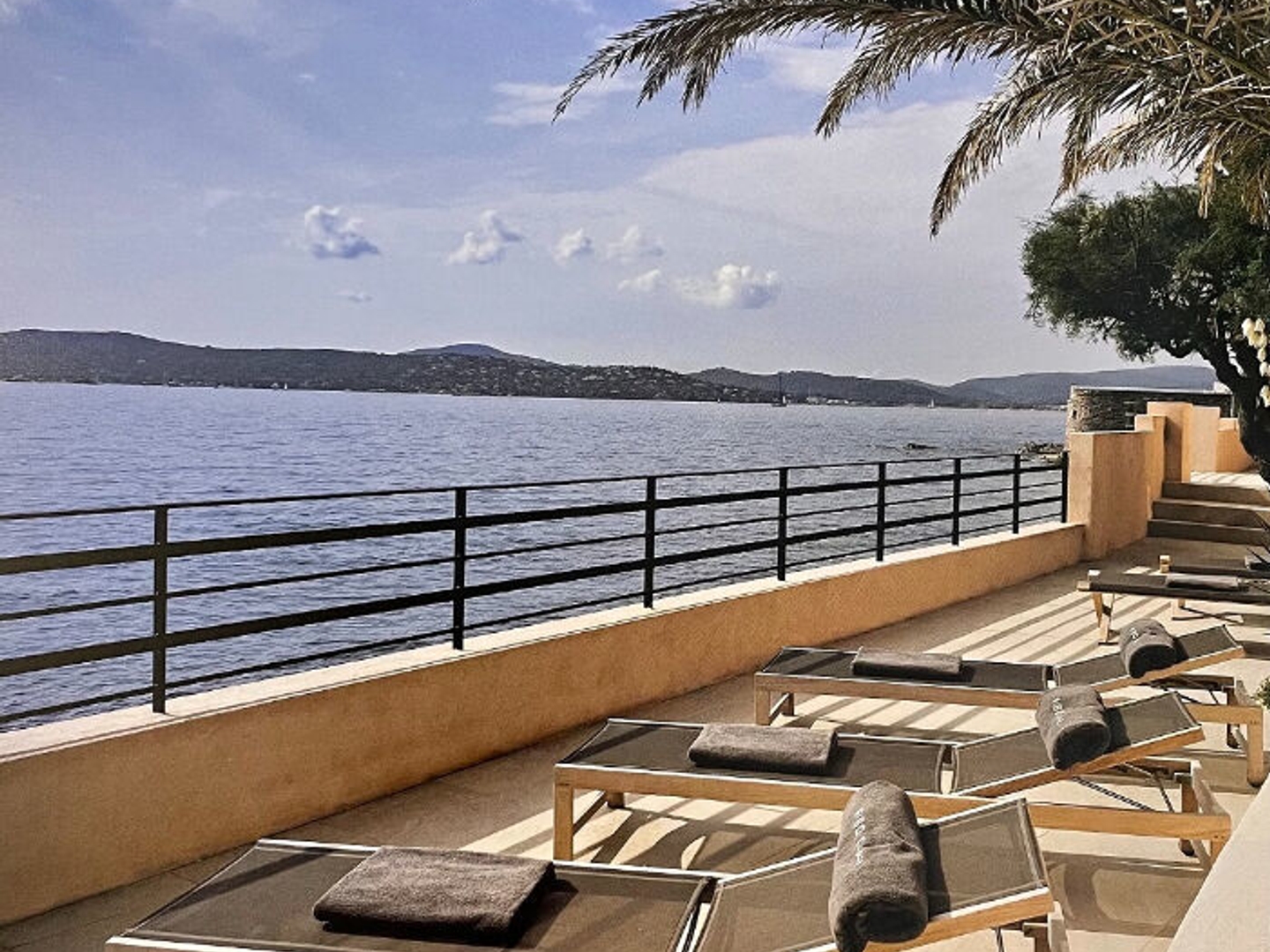 VILLA PIEDS DANS L'EAU À VENDRE CLÉ EN MAIN À GRIMAUD