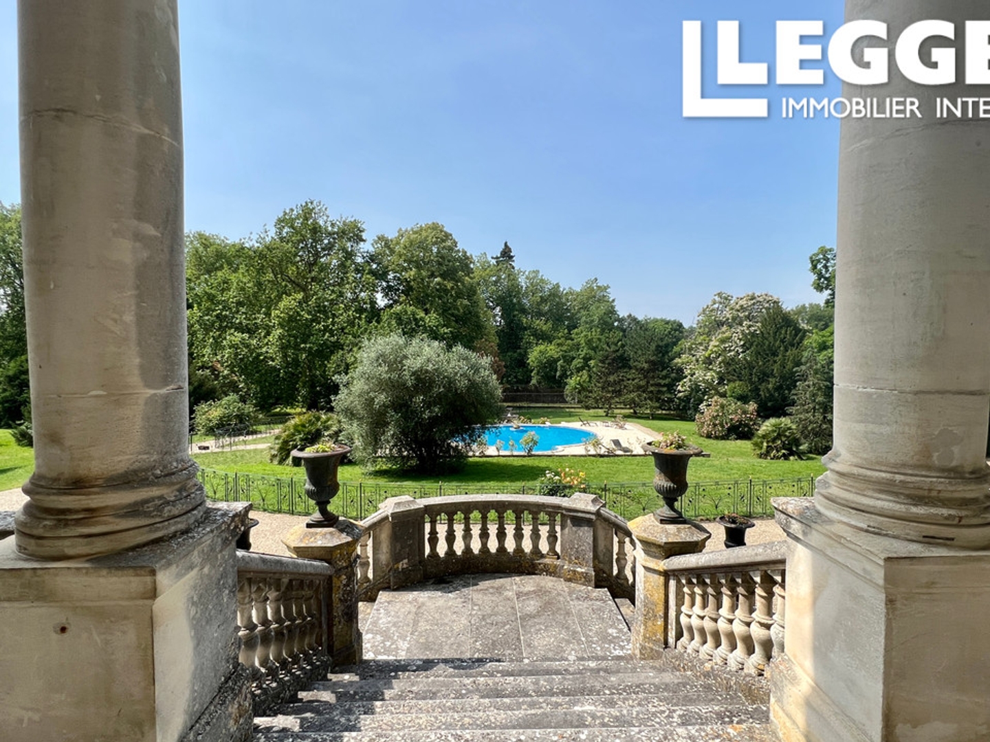 Maison à vendre - 18 pièces - 1255m2 - Jarnac (16200)