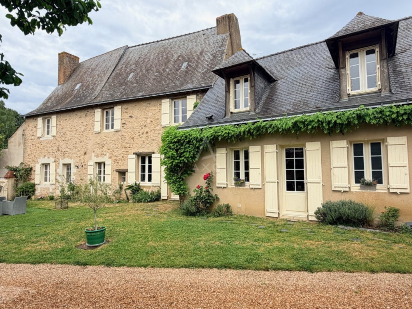 Maison à vendre - 8 pièces - 249m2 - Le Lion-D'angers (49220)