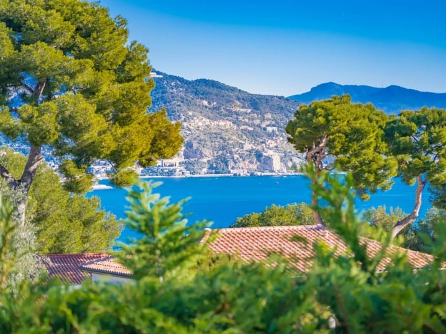Cap Martin-Villa rénovée avec piscine et vue sur mer, proche Monaco, dans un quartier paisible et prestigieux