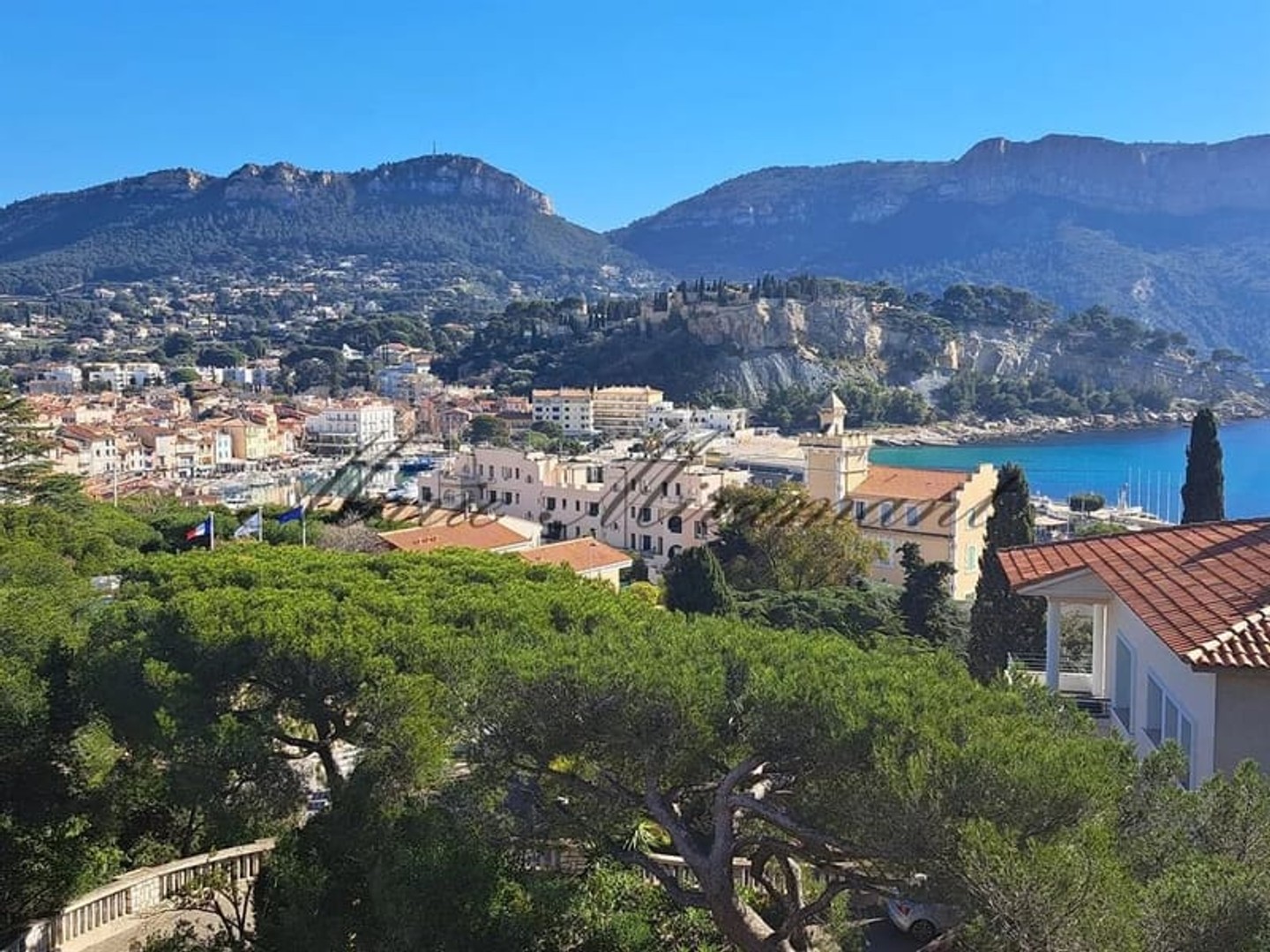 Immeuble compose de quatre appartements avec terrasses et vue me