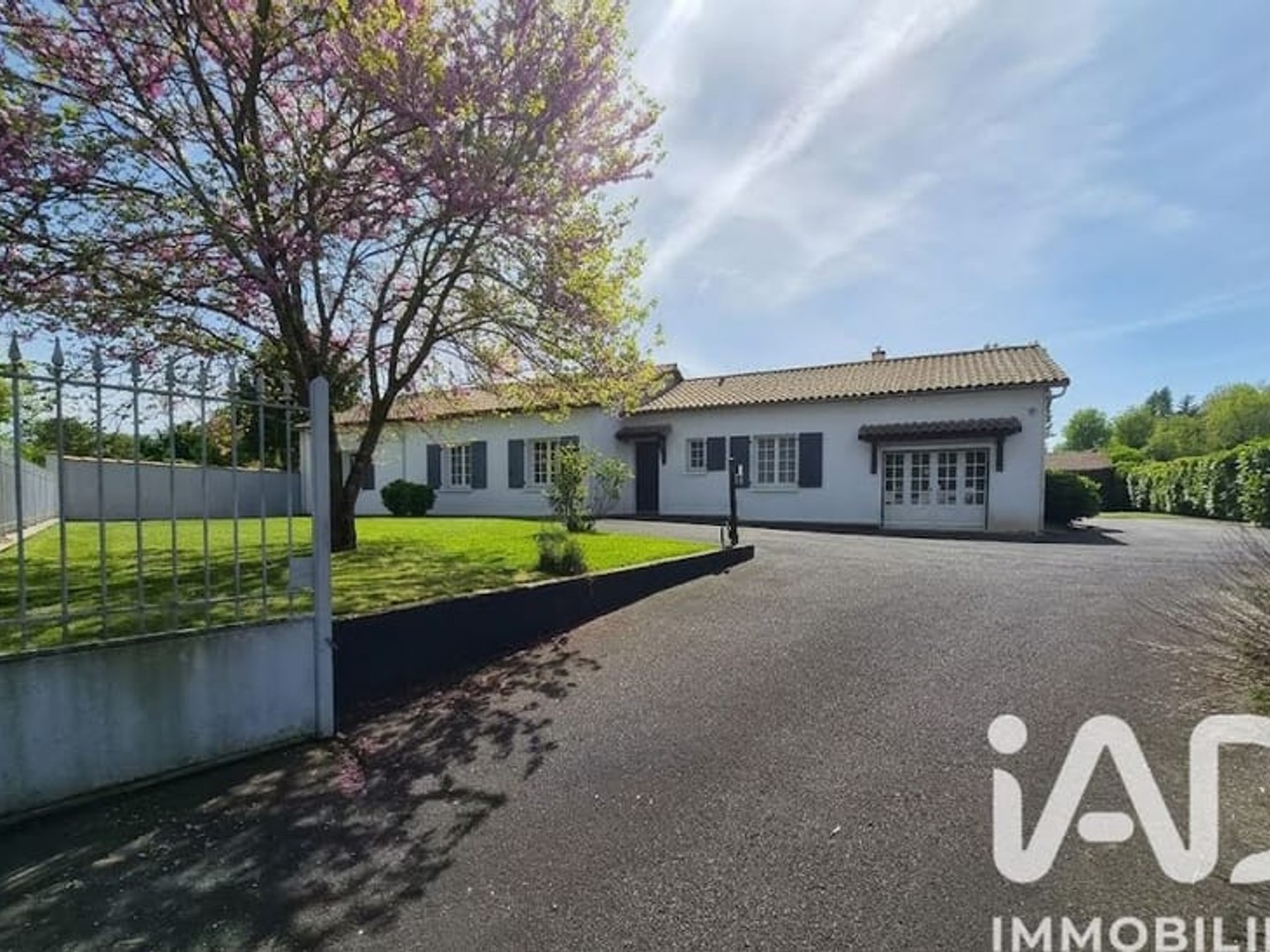 Maison à vendre - 9 pièces - 218m2 - Aigondigné (79370)