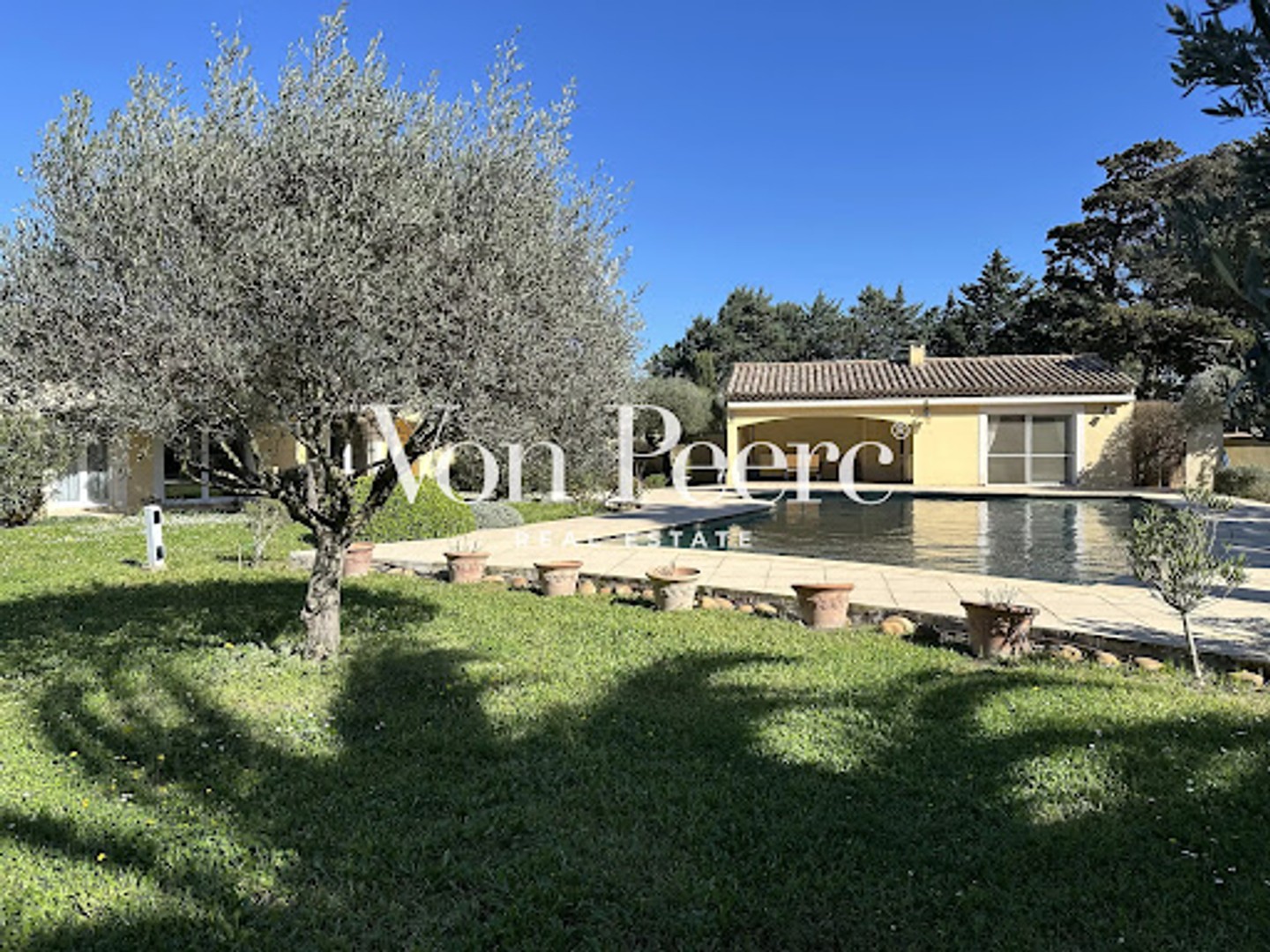 Maison à vendre - 9 pièces - 241m2 - Rochefort-Du-Gard (30650)