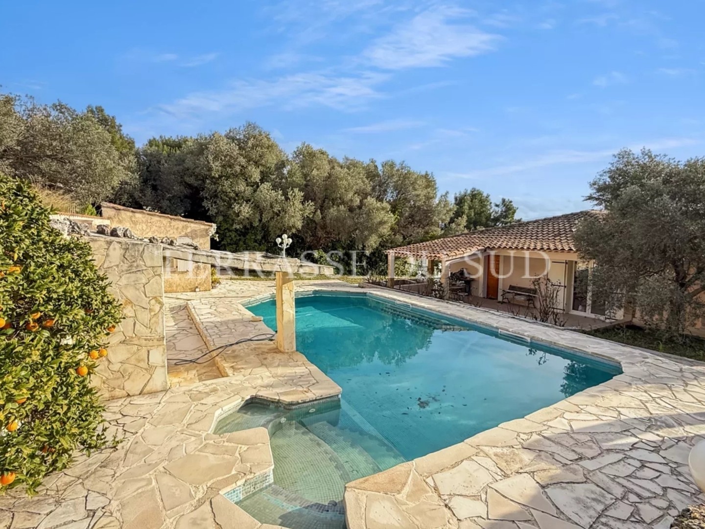 Vente Maison 132 m2 + Dépendance de 43 m2, Garages de 95m2, Terrasses, Jardin, Piscine sur Parcelle de 2 737 m2 - Quartier Saint Mitre - Marseille 13