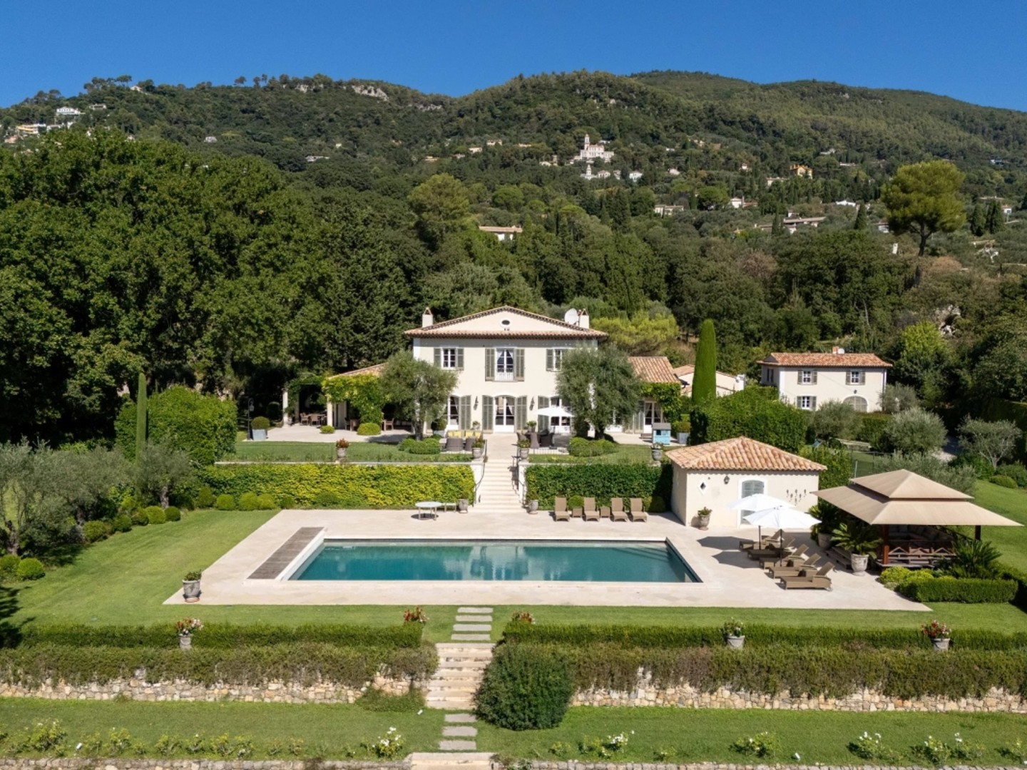Propriété d'exception: Parc paysager de 1,1 ha avec bastide raffinée, piscine, tennis, maison d'amis et logement de gardien