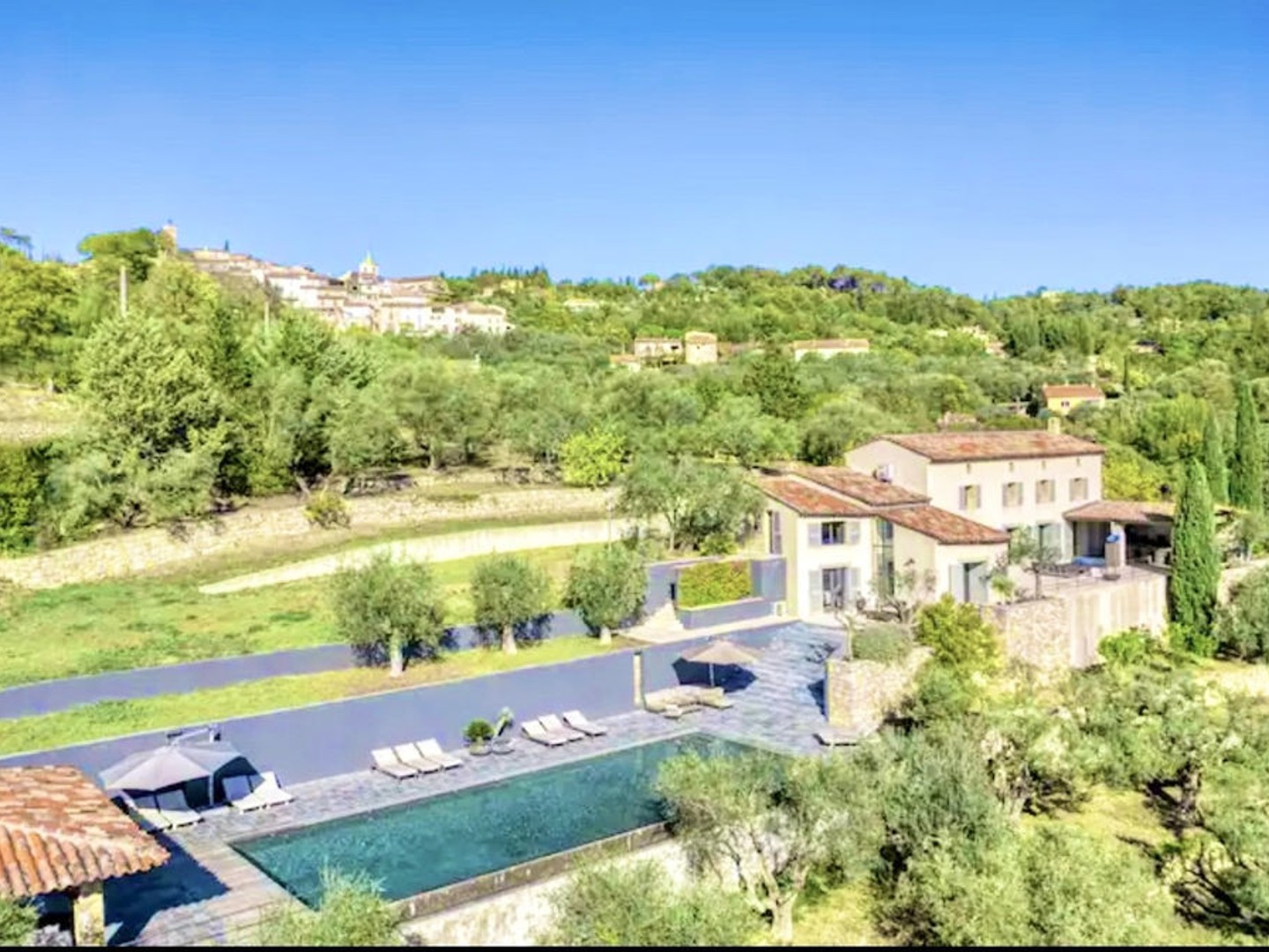 TOURRETTES BASTIDE T8 DE 360M2 SUR 28000M2 AVEC PISCINE GARAGE 8 VOITURES