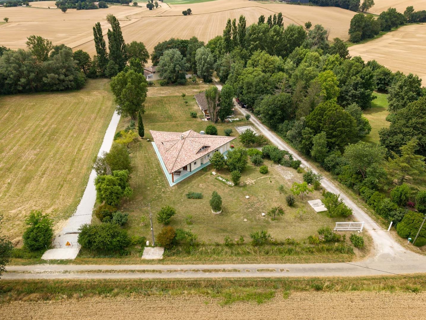 Ensemble immobilier de caractère sur environ 2 hectares au calm