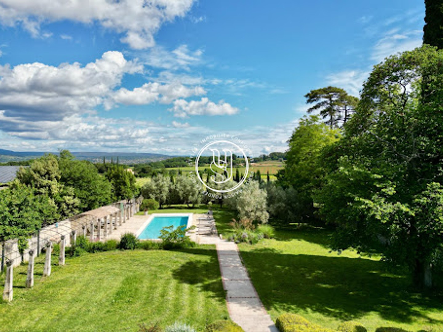 Maison à vendre - 675m2 - Uzès (30700)