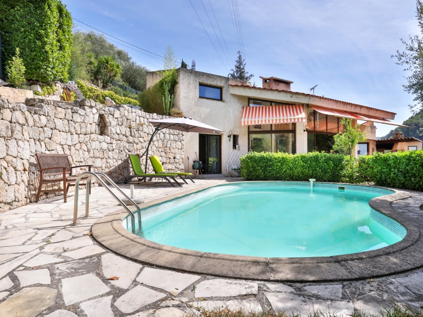 NICE CHEMIN DE LAGHET - MAISON DE 250M² A VENDRE - PISCINE - TERRAIN DE 1193M² - TERRASSES - NOMBREUX STATIONNEMENTS - GARAGE
