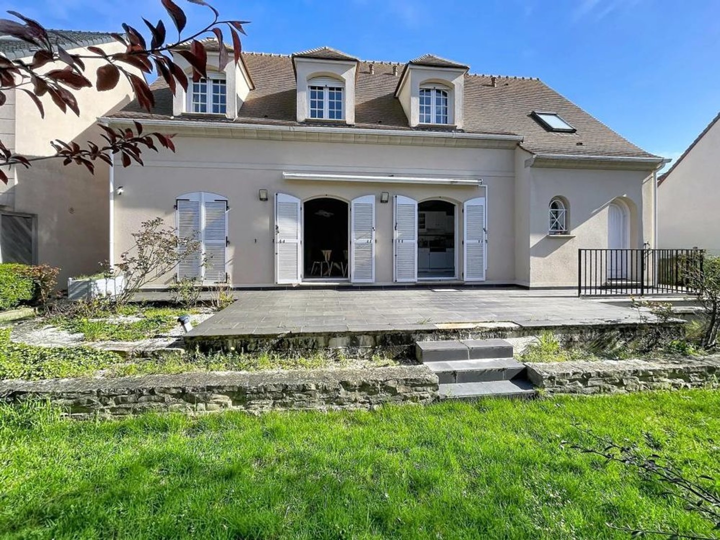 Maison récente avec 5 chambres, sous-sol et garage
