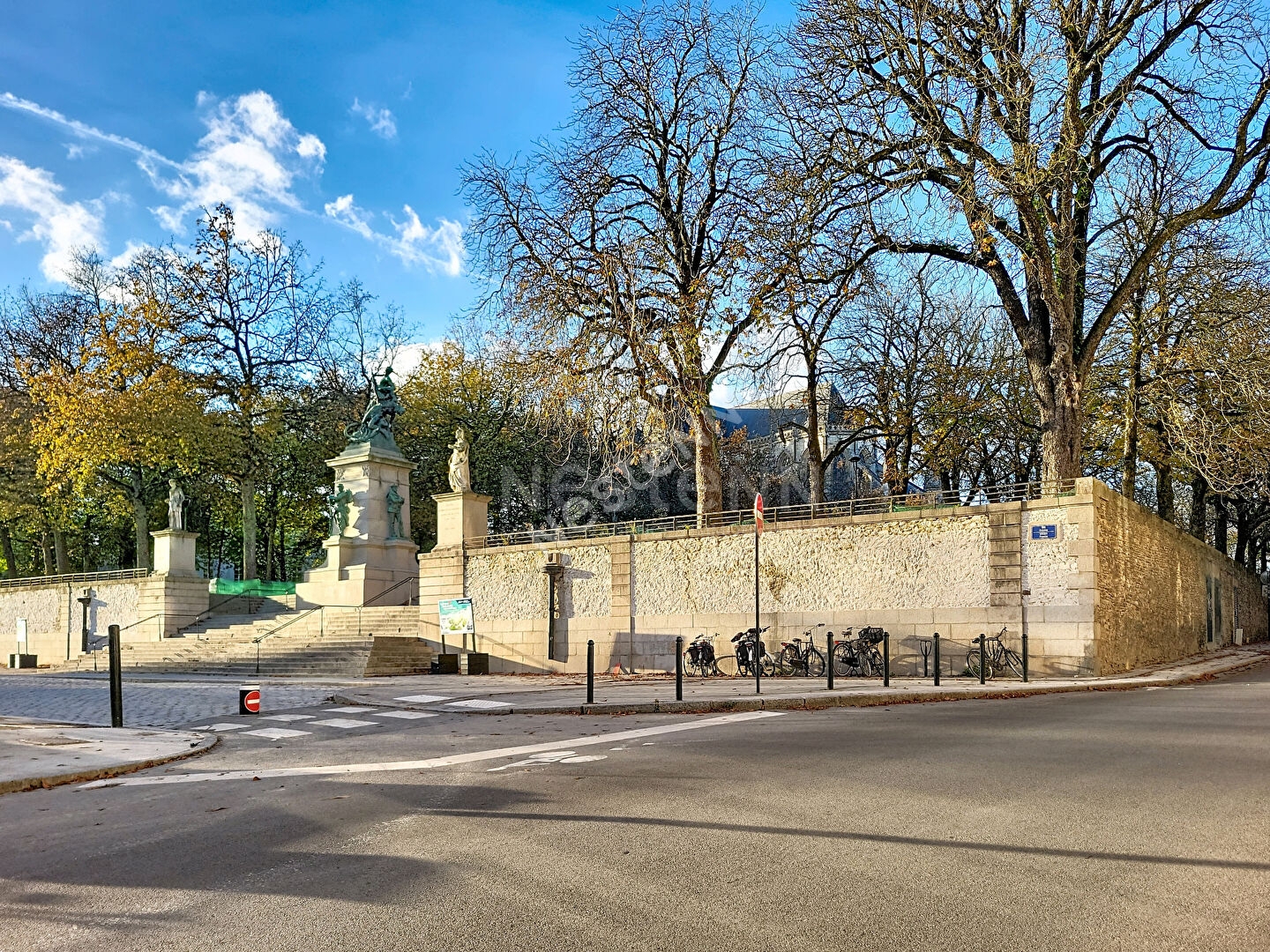 Nantes Centre Ville : Proche du Château des Ducs de Bretagne, appartement de 115 m² à réaménager à votre goût ! Aux pieds de busway. Beau potentiel !