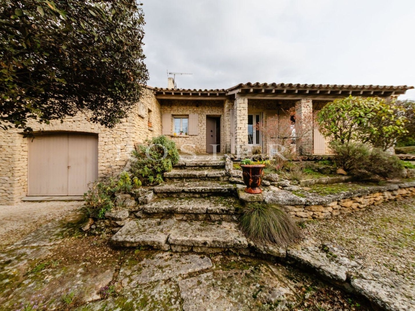 Hameau de Gordes, maison en pierre avec terrain constructible
